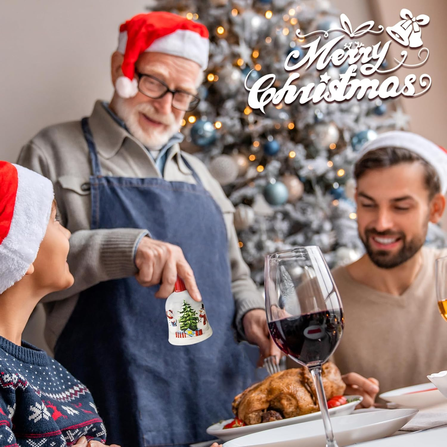 Eine Familie feiert Weihnachten. Ein Mann mit Weihnachtsmütze hält eine Glocke. Im Hintergrund ein Weihnachtsbaum. Ein Tisch ist gedeckt.