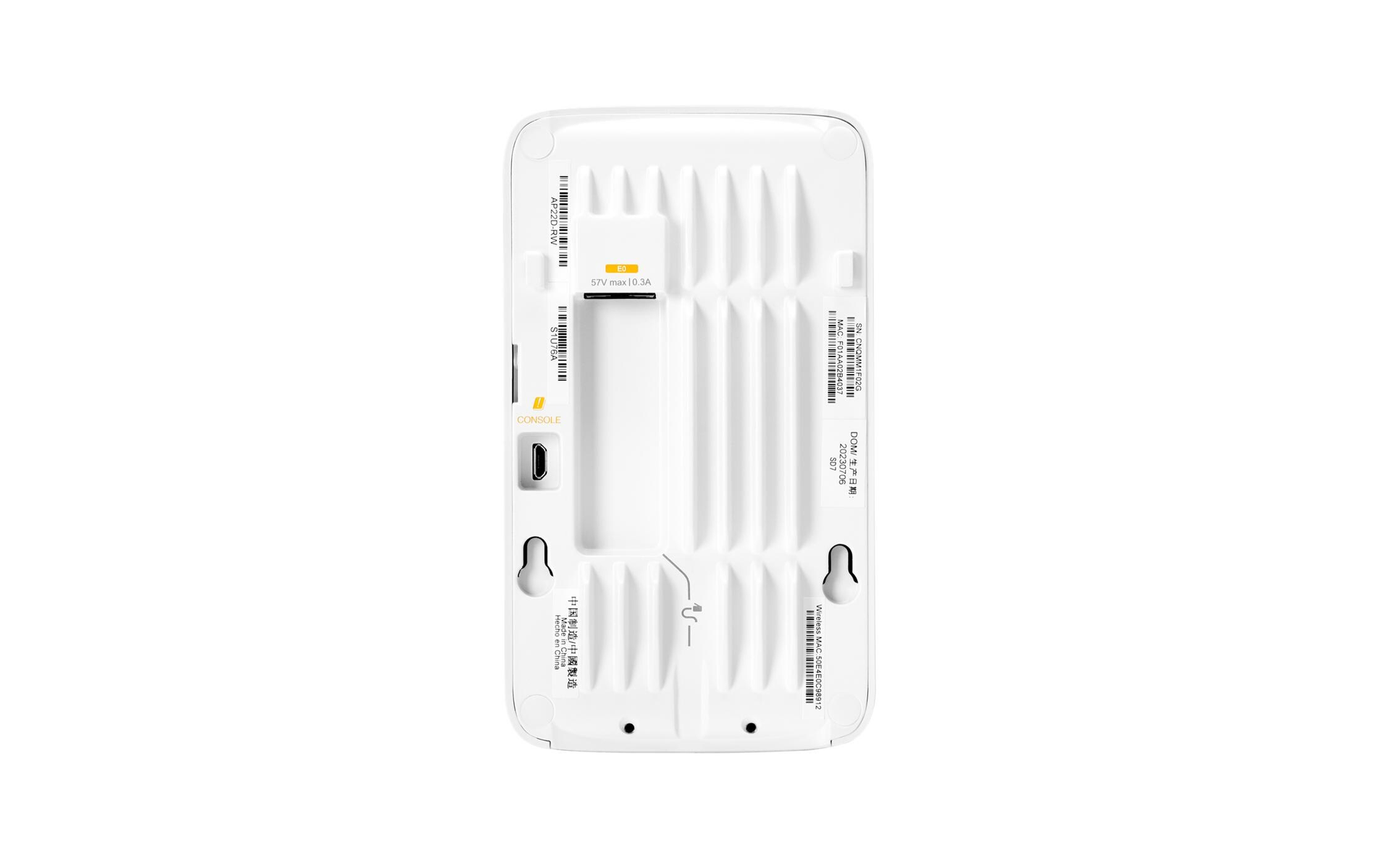 Białe urządzenie z portami, etykietami i numerami seryjnymi. Posiada port konsoli, otwory wentylacyjne i haki montażowe.