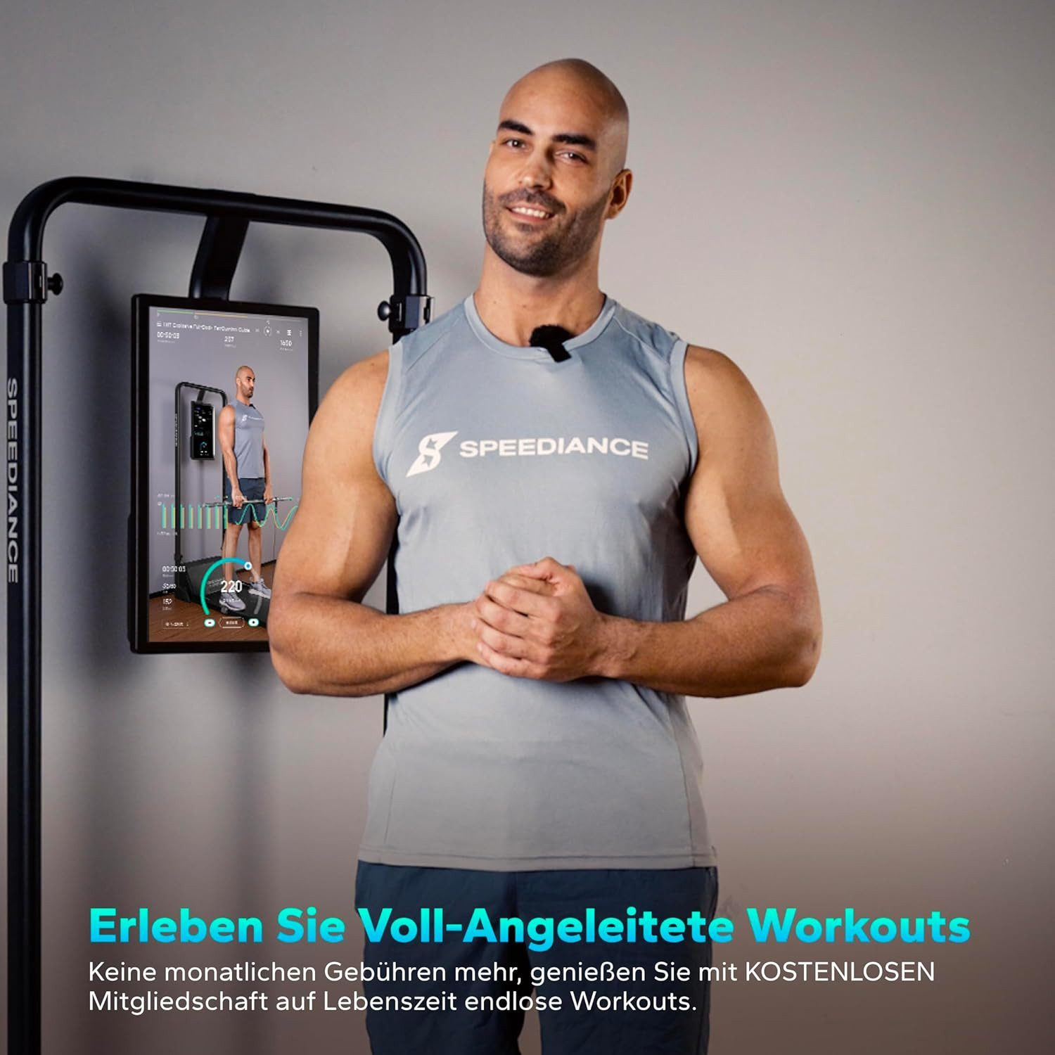 Ein glatzköpfiger Mann in einem grauen Tanktop steht vor einem Bildschirm, der ein Training anzeigt. Das Logo 'SPEEDIANCE' ist sichtbar.