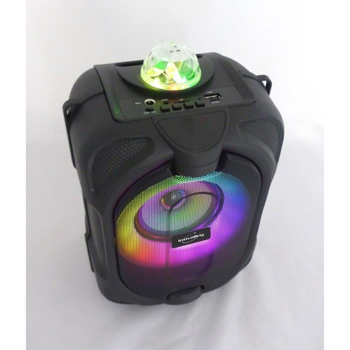 Altoparlante nero con sfera da discoteca sopra. L'altoparlante ha una luce multicolore.