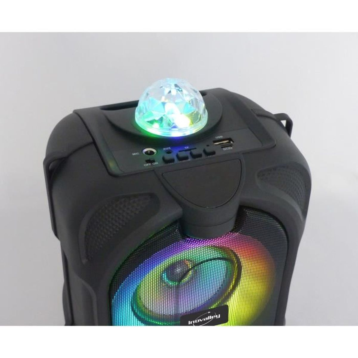 Altoparlante nero con sfera da discoteca sopra. L'altoparlante ha luci colorate e pulsanti di controllo. Il logo Inovalley è visibile.
