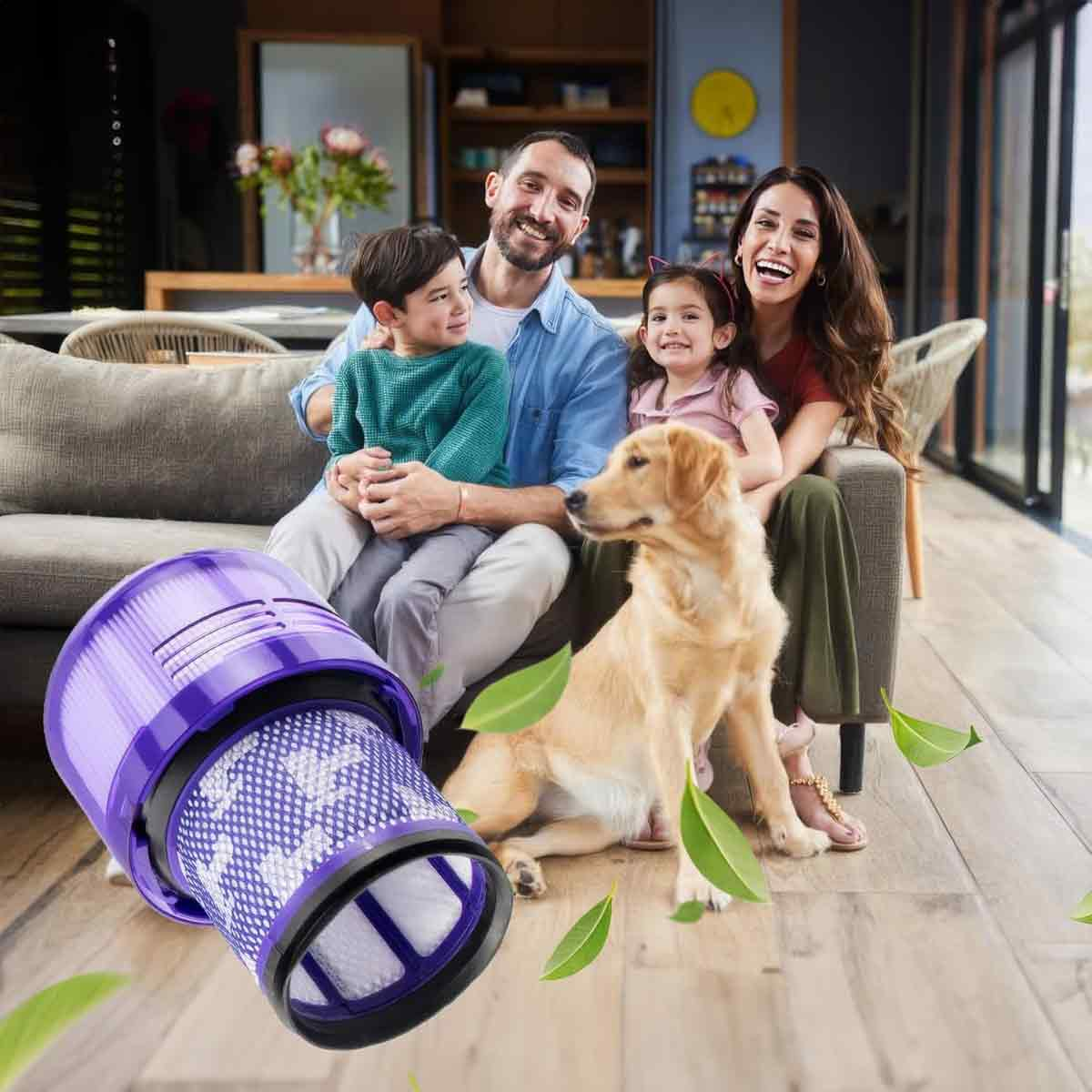 Eine Familie mit zwei Kindern und einem Hund lächelt. Ein violetter Staubsaugerfilter befindet sich im Vordergrund, mit Blättern darum.