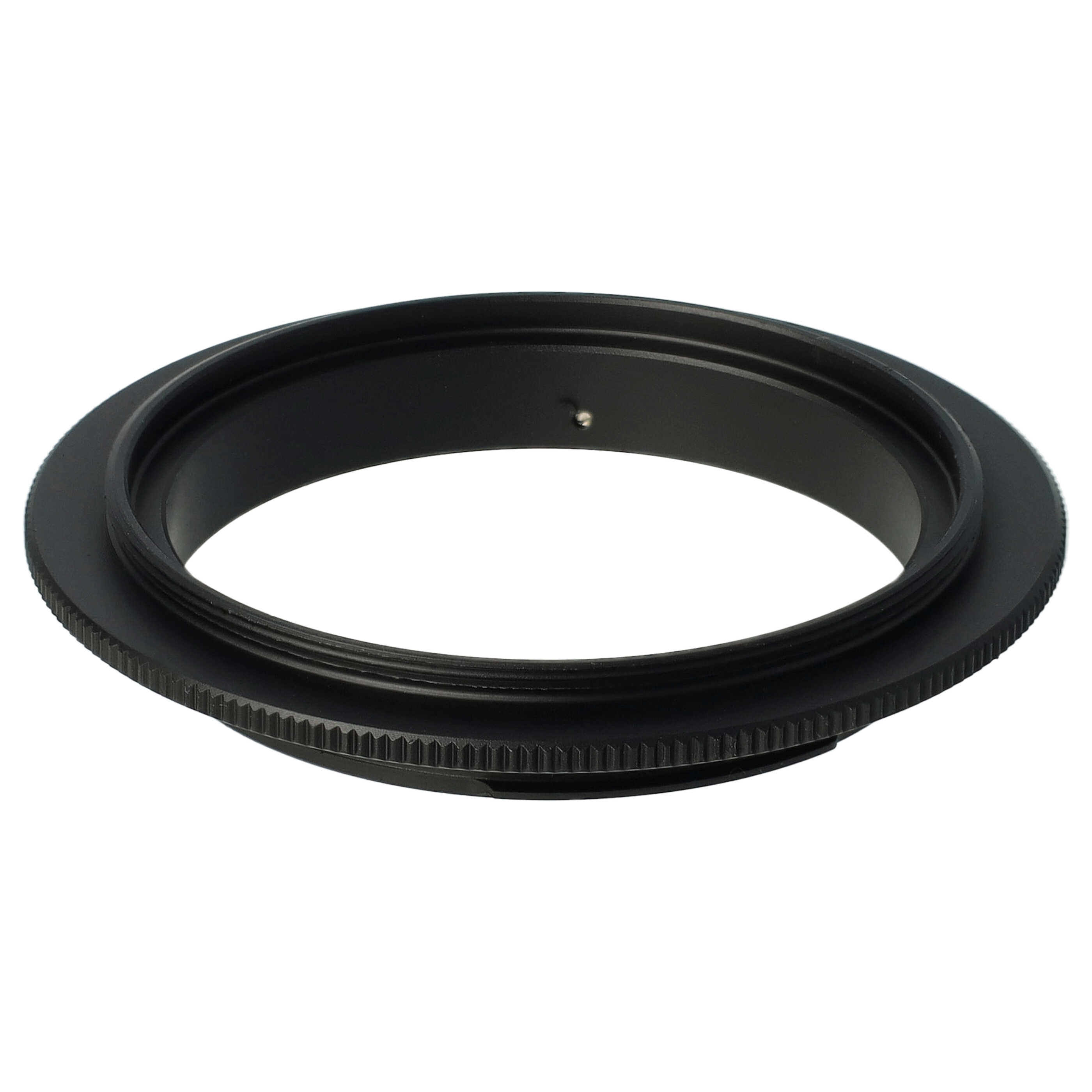 Ein schwarzer Metalladapterring für Kameraobjektive mit gezahntem Rand auf weißem Hintergrund.