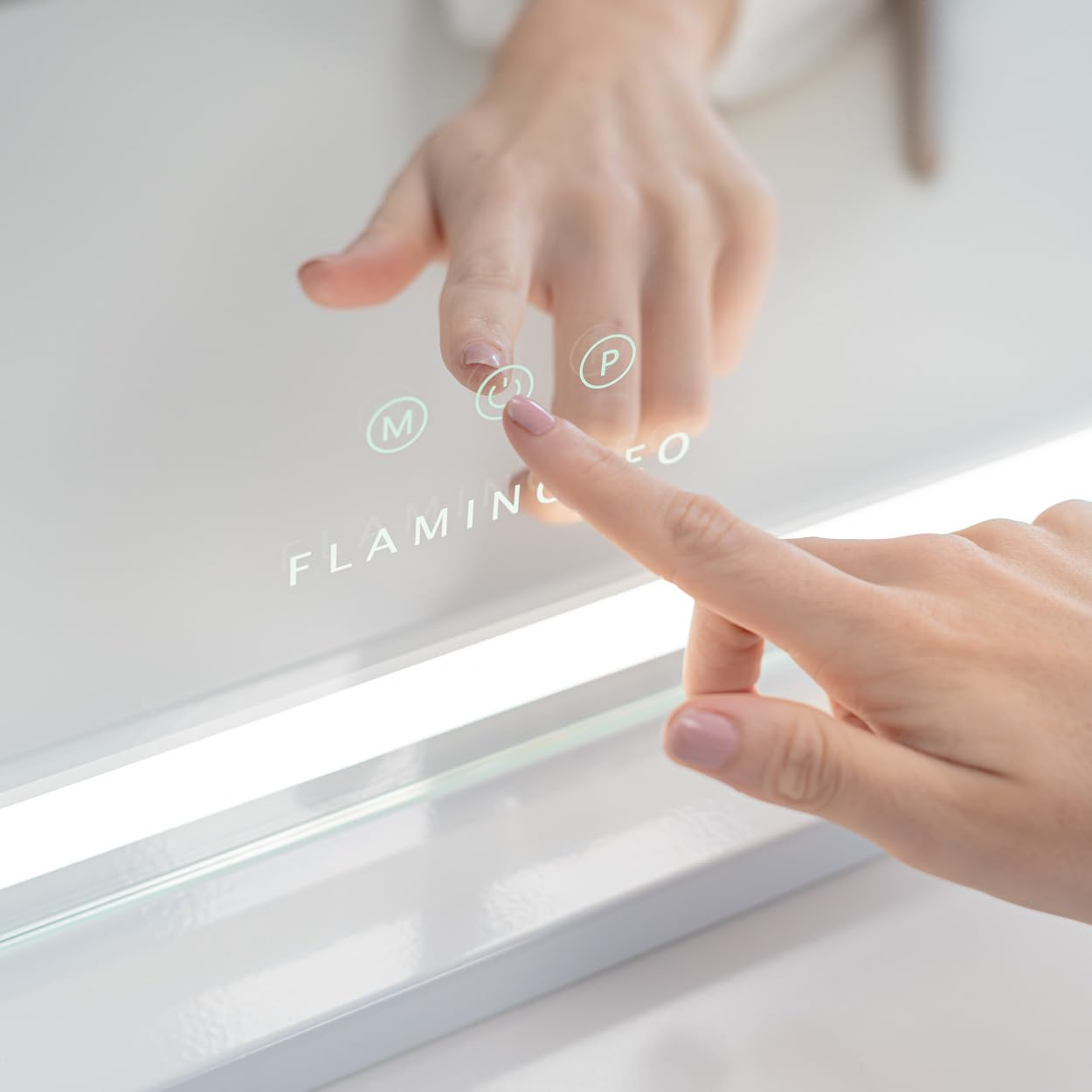 Una mano toca una superficie espejada con iconos brillantes. La palabra 'FLAMINGO' es visible, y la mano está a punto de presionar el botón de encendido.