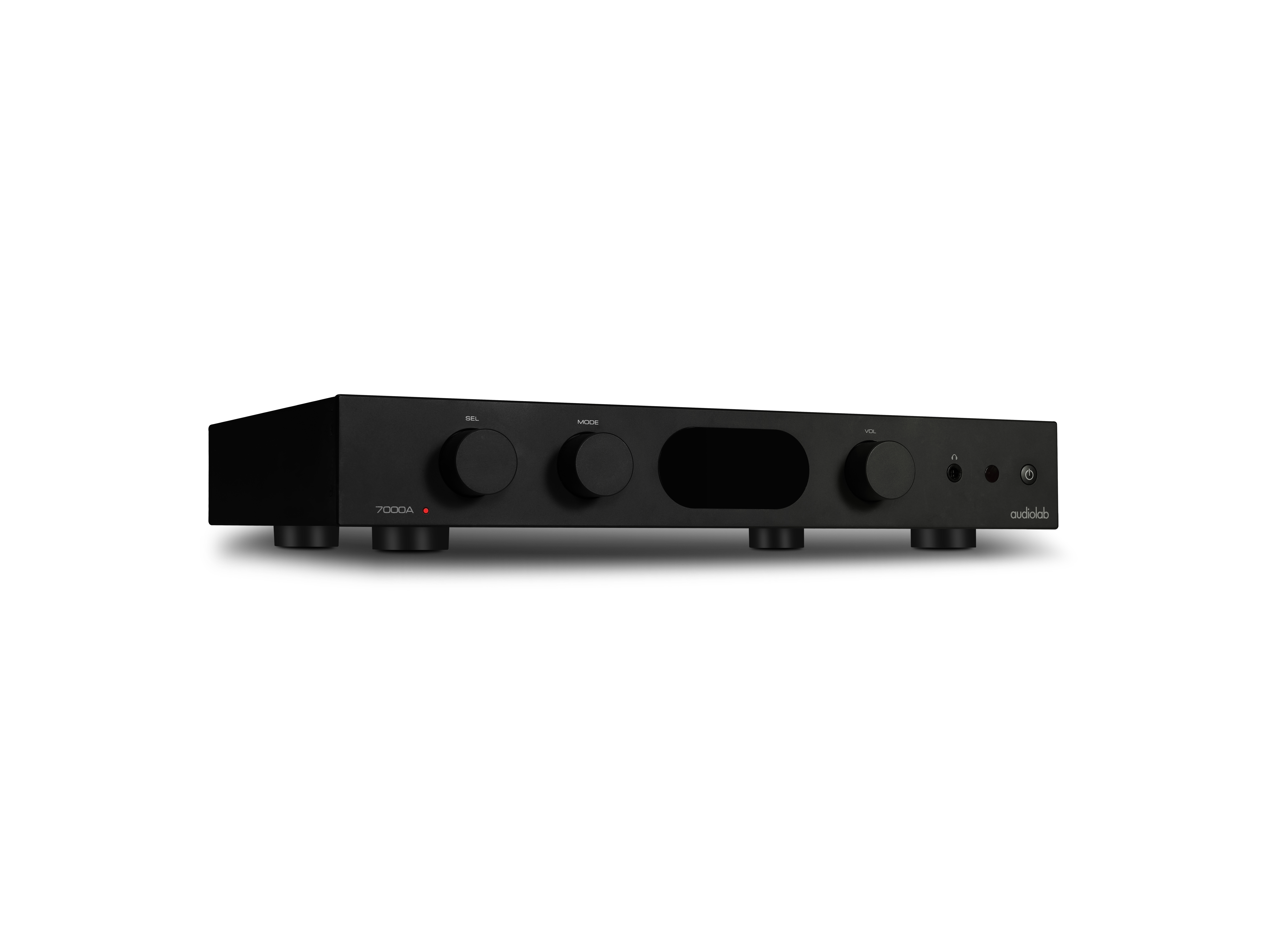 Zwarte audioversterker met knoppen en knoppen. Model 7000A, audiolab branding. Geïsoleerd op witte achtergrond.