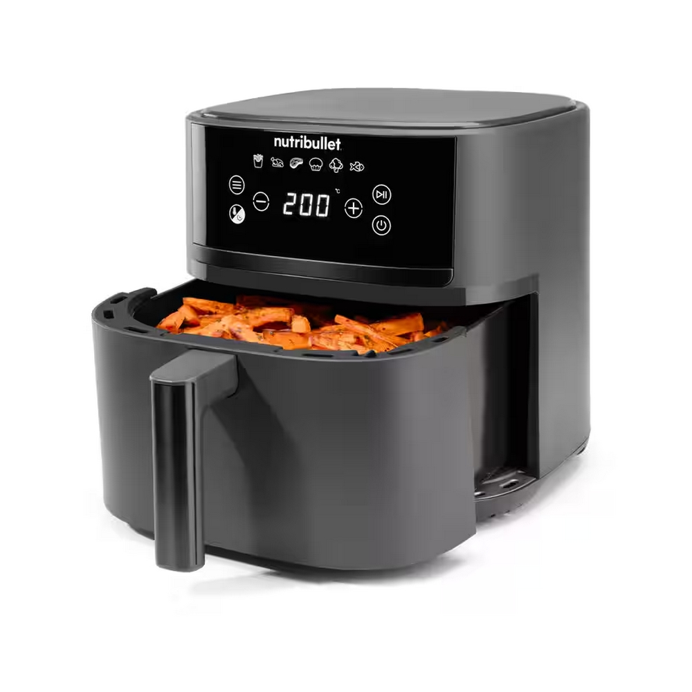 Een donkergrijze Nutribullet airfryer met een open lade, gevuld met gekookte oranje friet. Het display toont 200 graden.