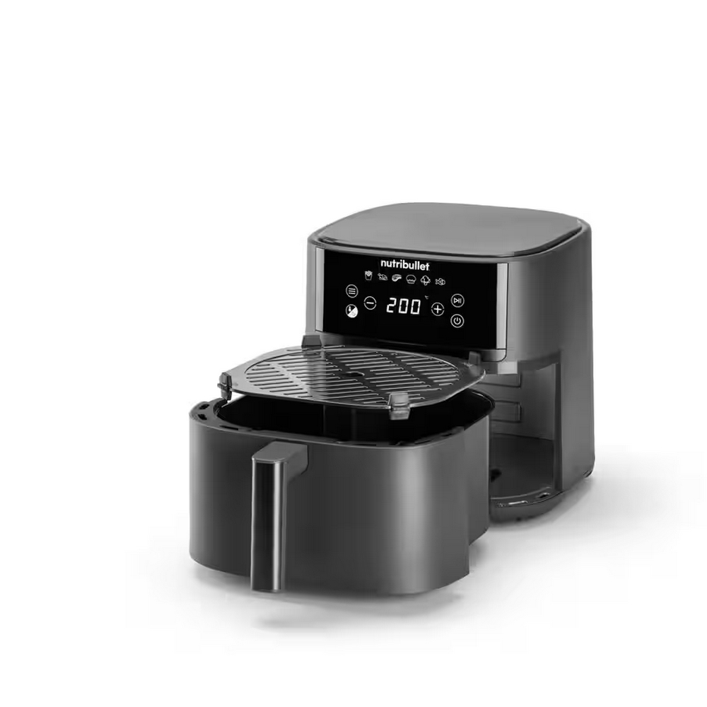 Een grijze Nutribullet airfryer met een open mand. Het digitale display toont 200. De handgreep van de mand is zichtbaar.