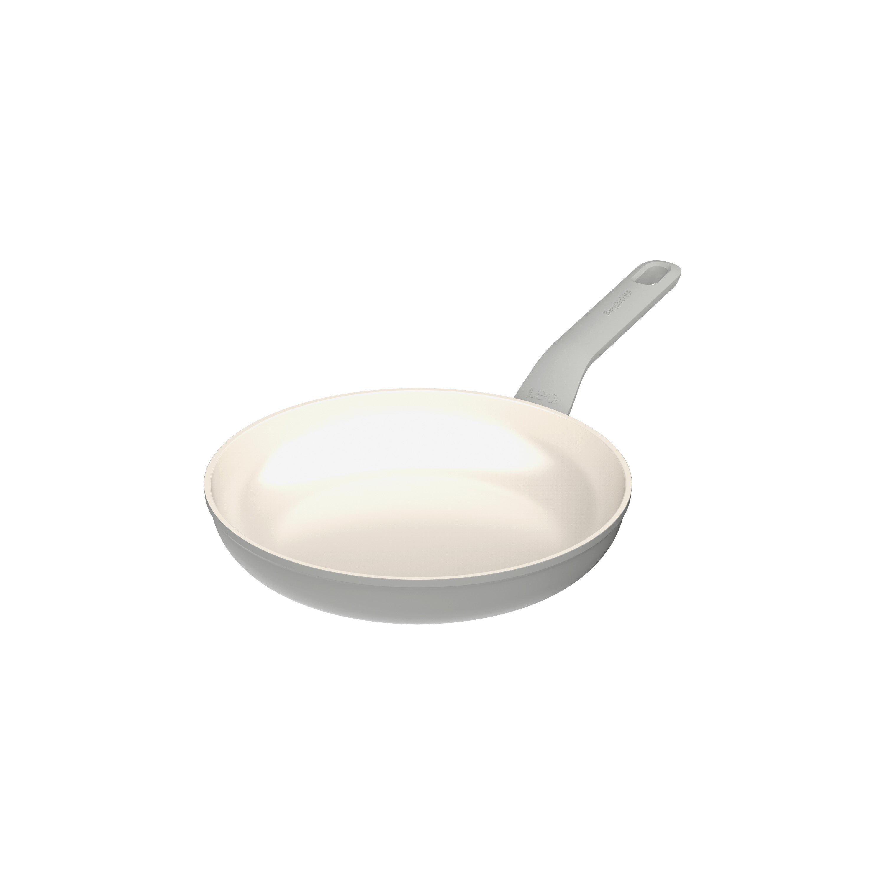 Een witte koekenpan met een lichtgrijze handgreep op een witte achtergrond.