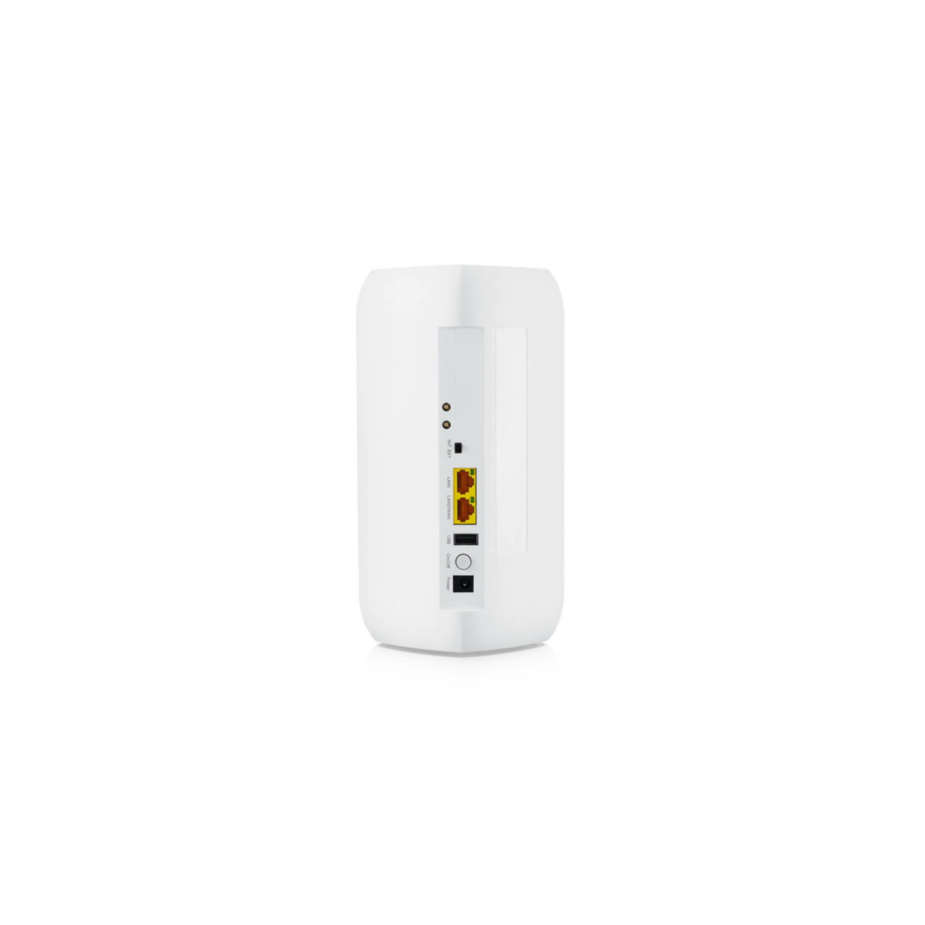 Un router blanco con puertos y botones en la parte trasera. El fondo es blanco liso.