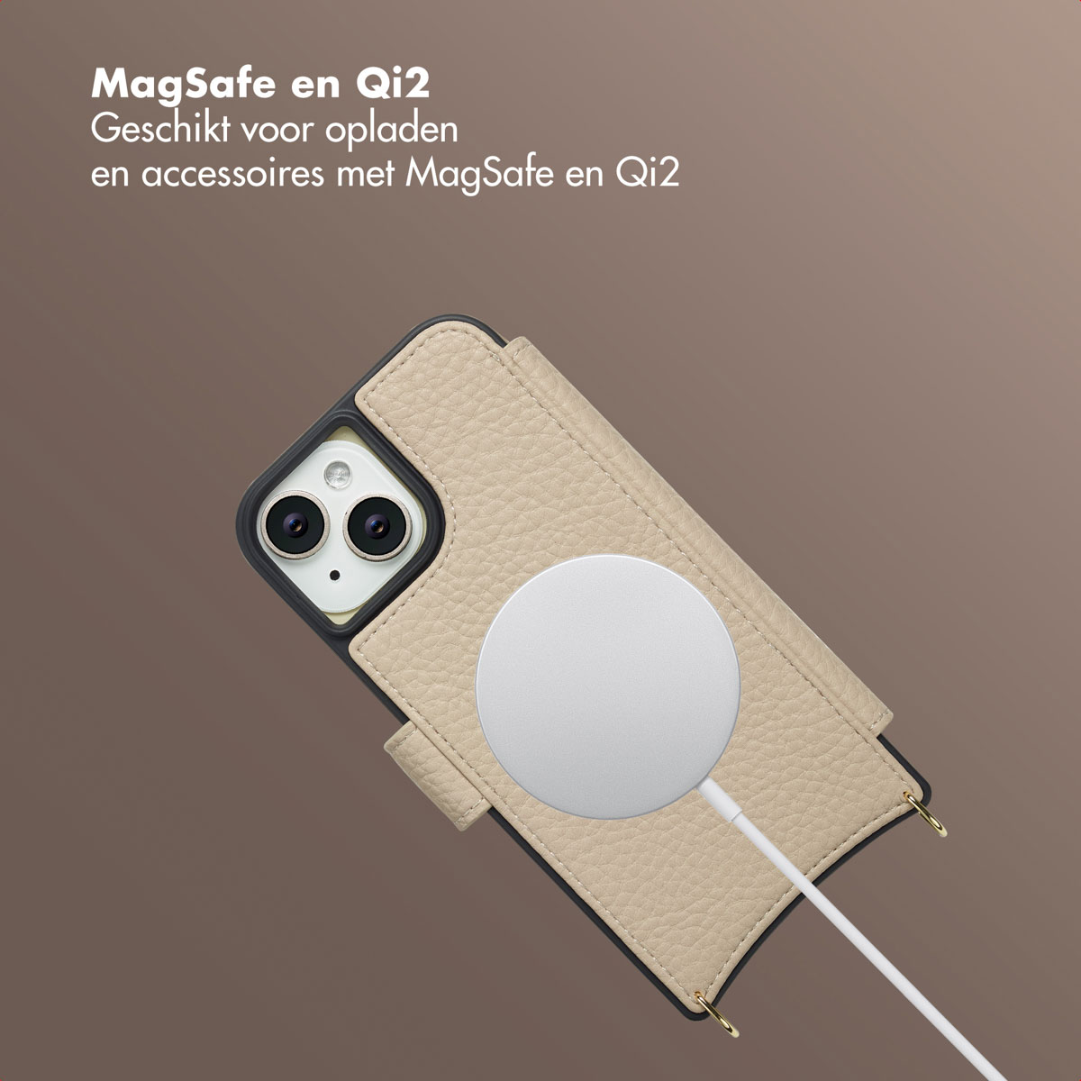 Un étui de téléphone beige avec un chargeur MagSafe blanc. Le téléphone a deux caméras. Texte en néerlandais : MagSafe en Qi2.