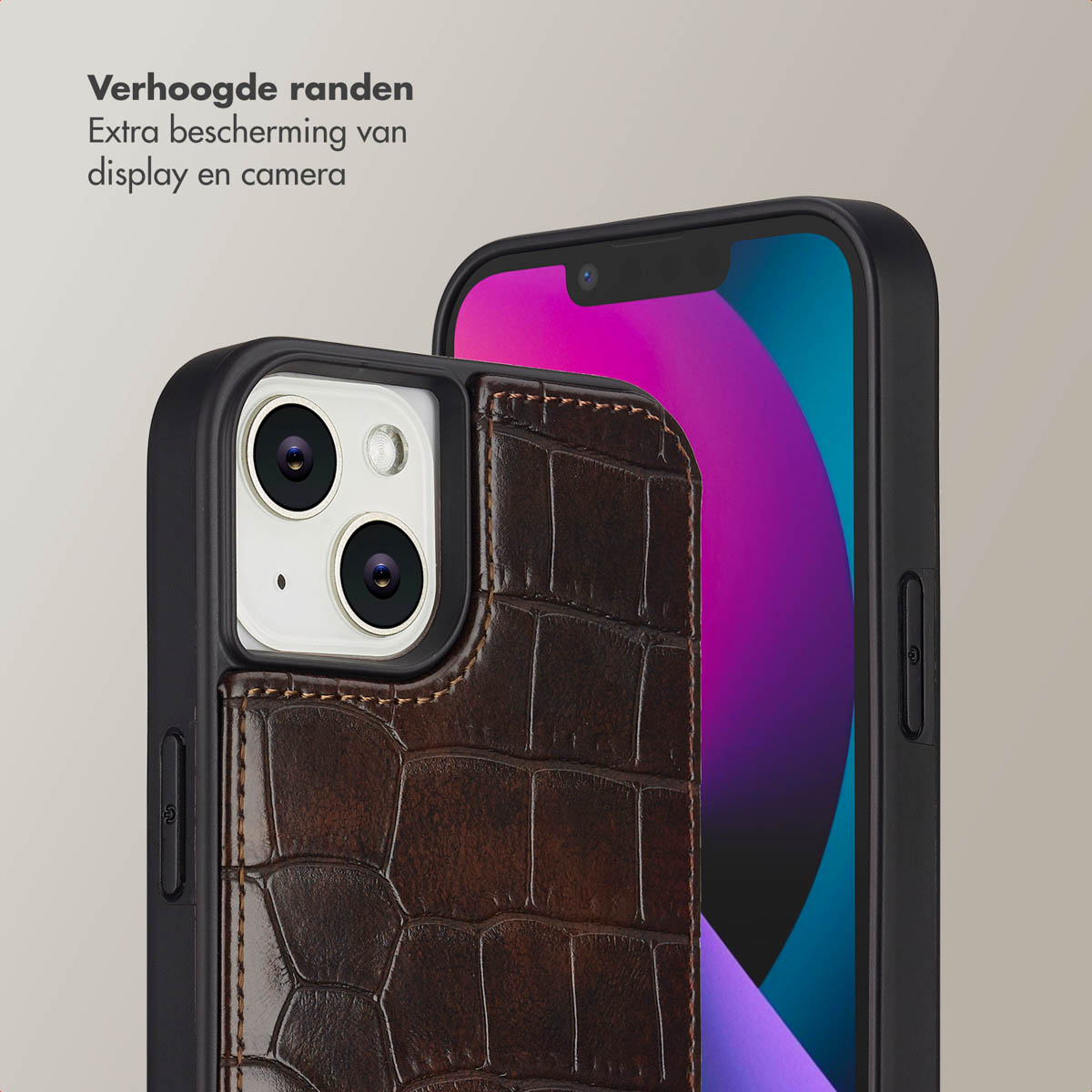 Twee smartphones in hoesjes, bruin leer en zwart. De tekst 'Verhoogde randen' is zichtbaar.