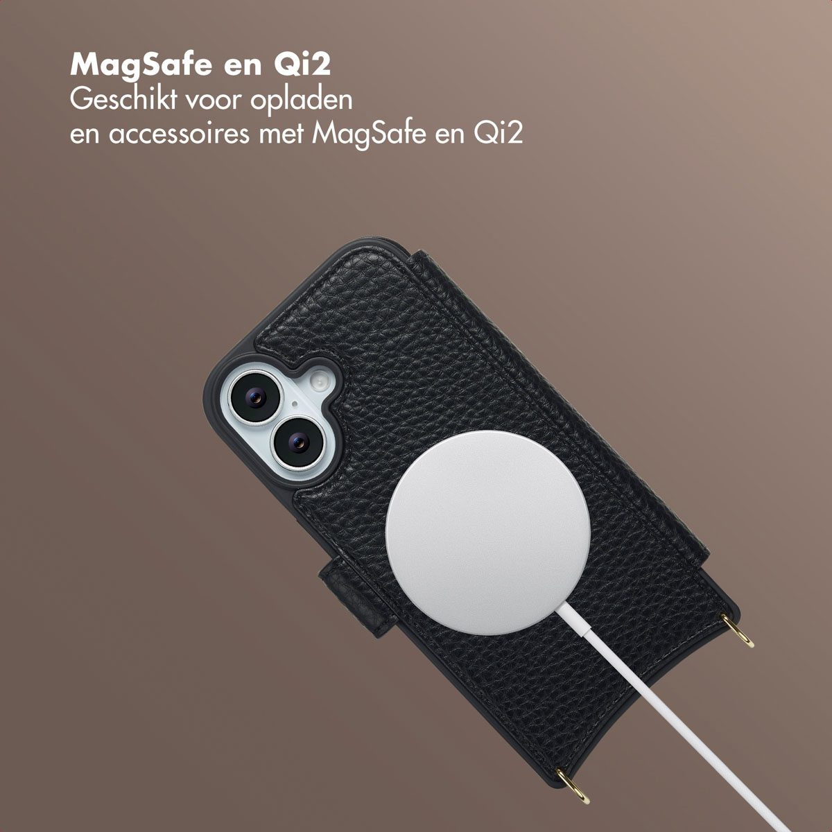 Un étui de téléphone noir avec un chargeur MagSafe blanc attaché. Le téléphone a deux caméras. Texte en haut à gauche.