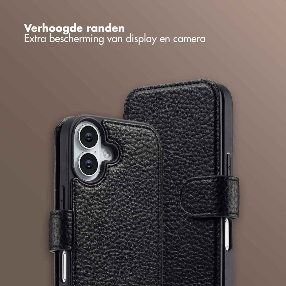Étui de téléphone en cuir noir avec bords surélevés. Il a une découpe pour l'appareil photo et un fermoir. Le fond est marron.