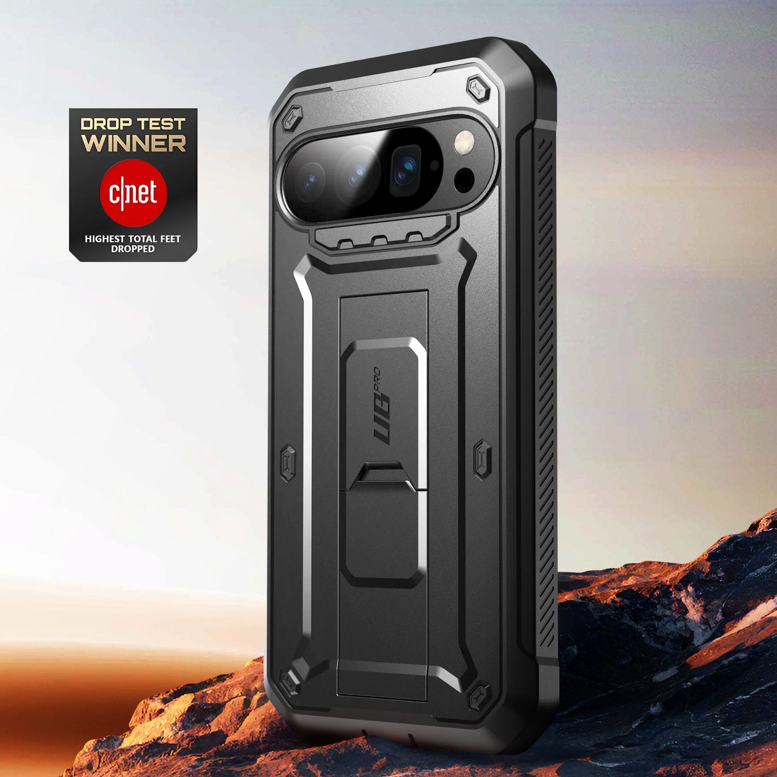 Custodia nera per telefono con ritaglio per fotocamera, vincitore CNET, su sfondo roccioso.