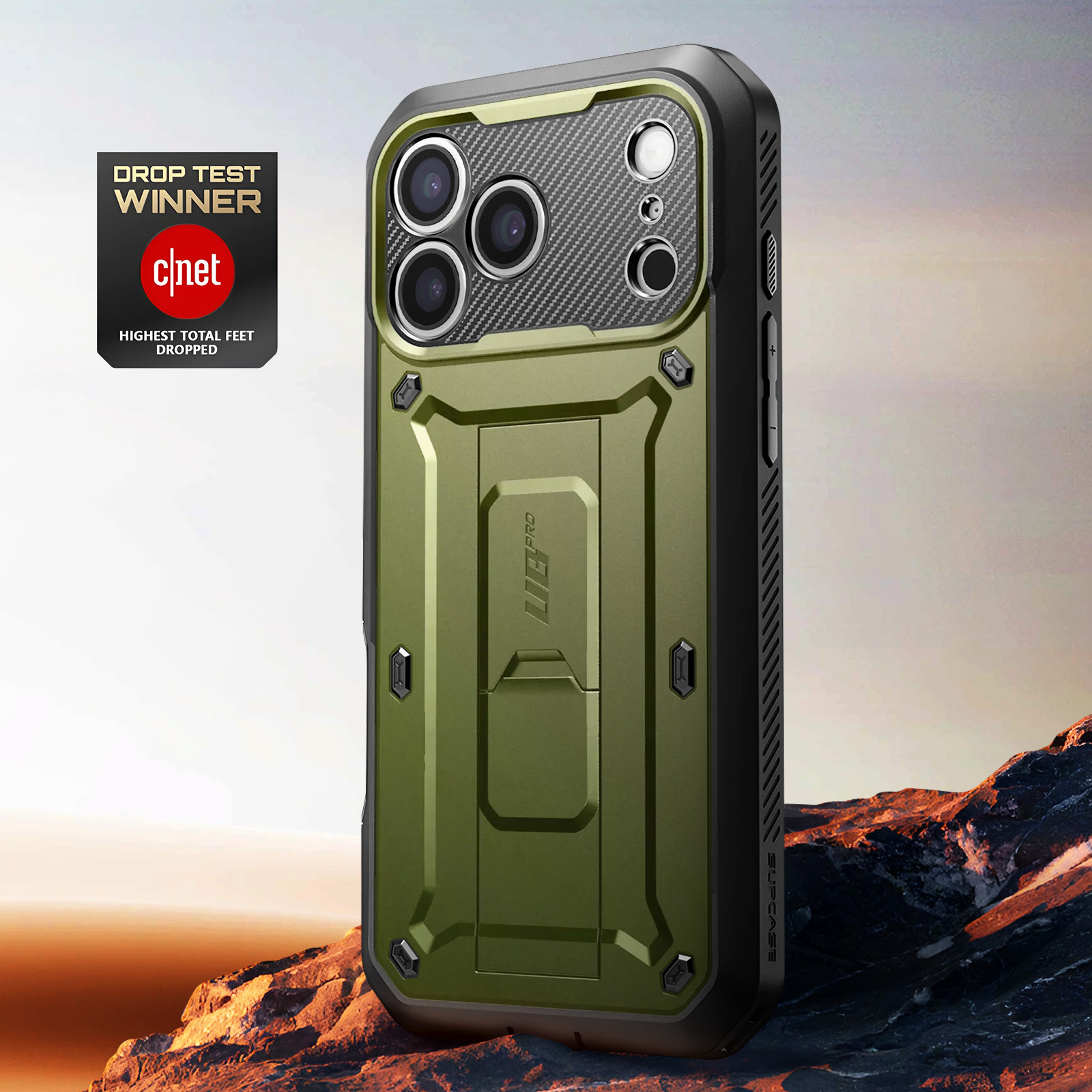 Custodia per telefono verde oliva con cornice nera, distintivo vincitore del test di caduta e sfondo roccioso.