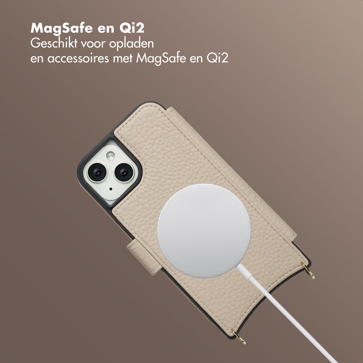 Un telefono in una custodia di pelle beige con un caricatore MagSafe bianco collegato. Sopra c'è scritto MagSafe e Qi2.
