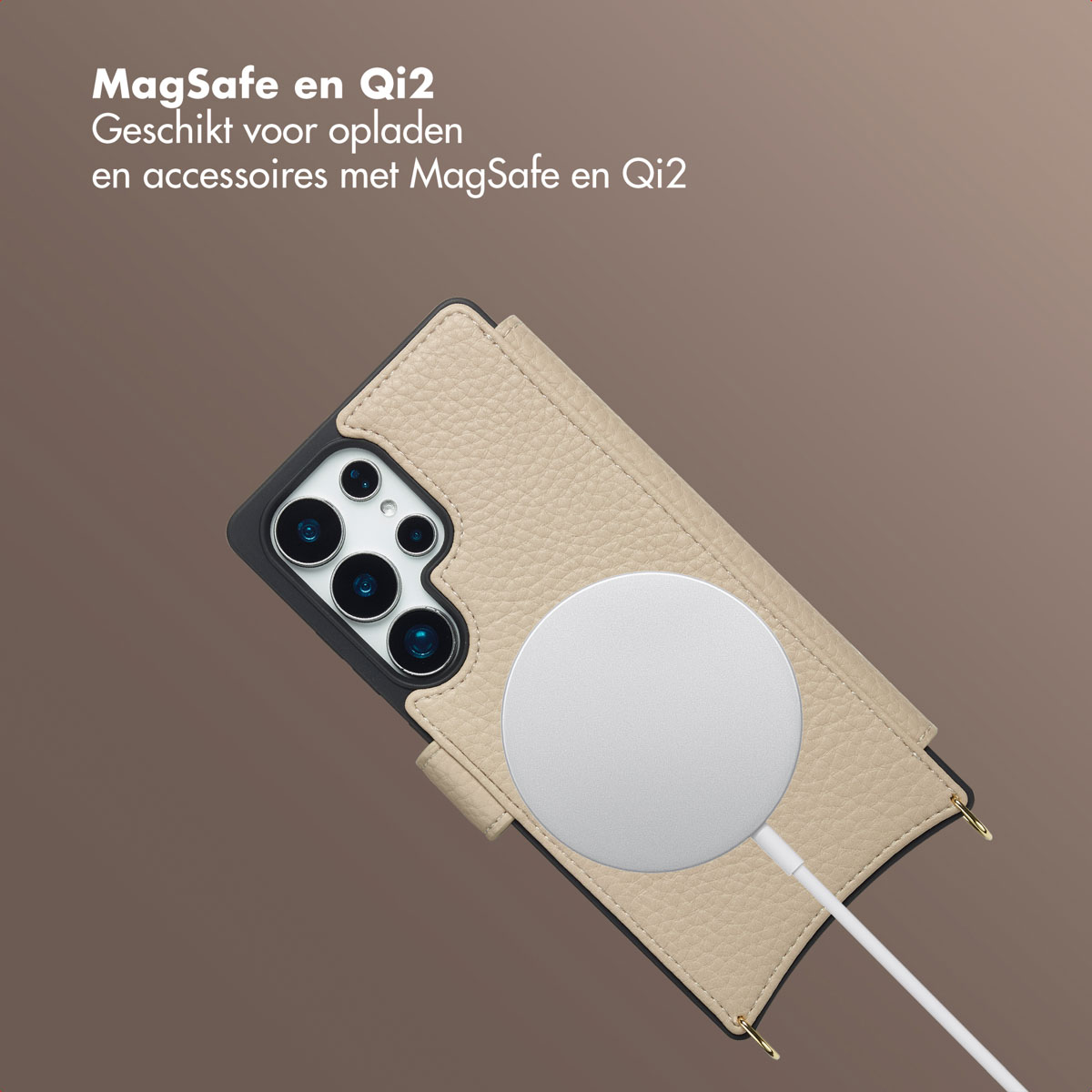 Un téléphone dans un étui en cuir beige avec un chargeur MagSafe blanc connecté. Texte en haut : MagSafe en Qi2.