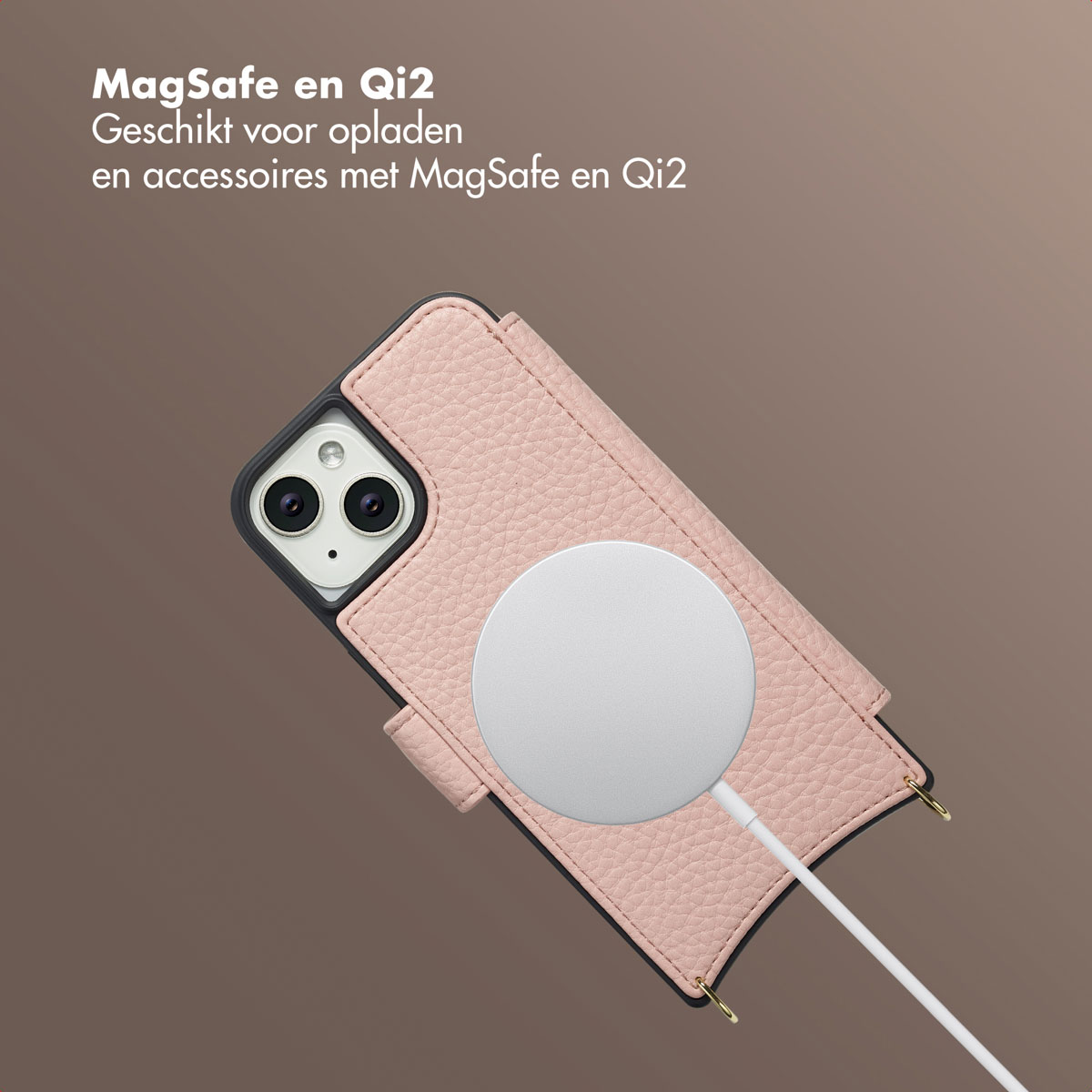 Custodia rosa con caricatore MagSafe bianco. Il telefono è visibile. Lo sfondo è sfumato marrone e rosa.