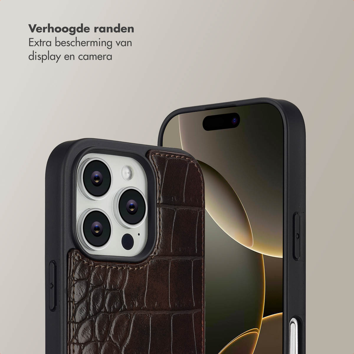 Close-up van een telefoonhoesje met bruine leertextuur en zwart frame, beschermt camera en scherm.