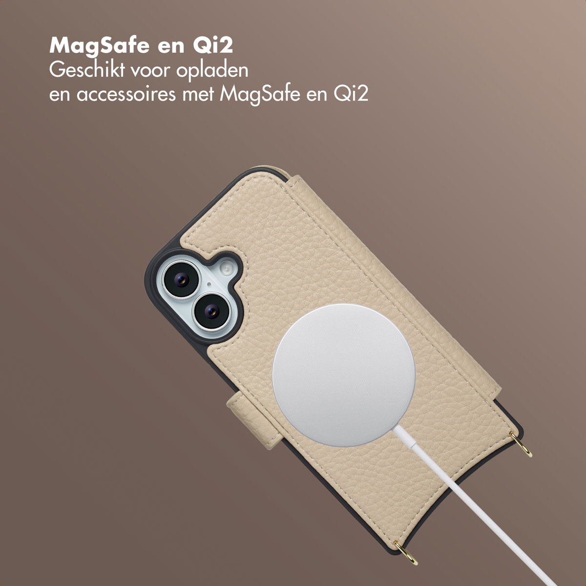 Coque de téléphone beige avec chargeur MagSafe. Le téléphone a trois objectifs. Fond marron. Texte en haut.