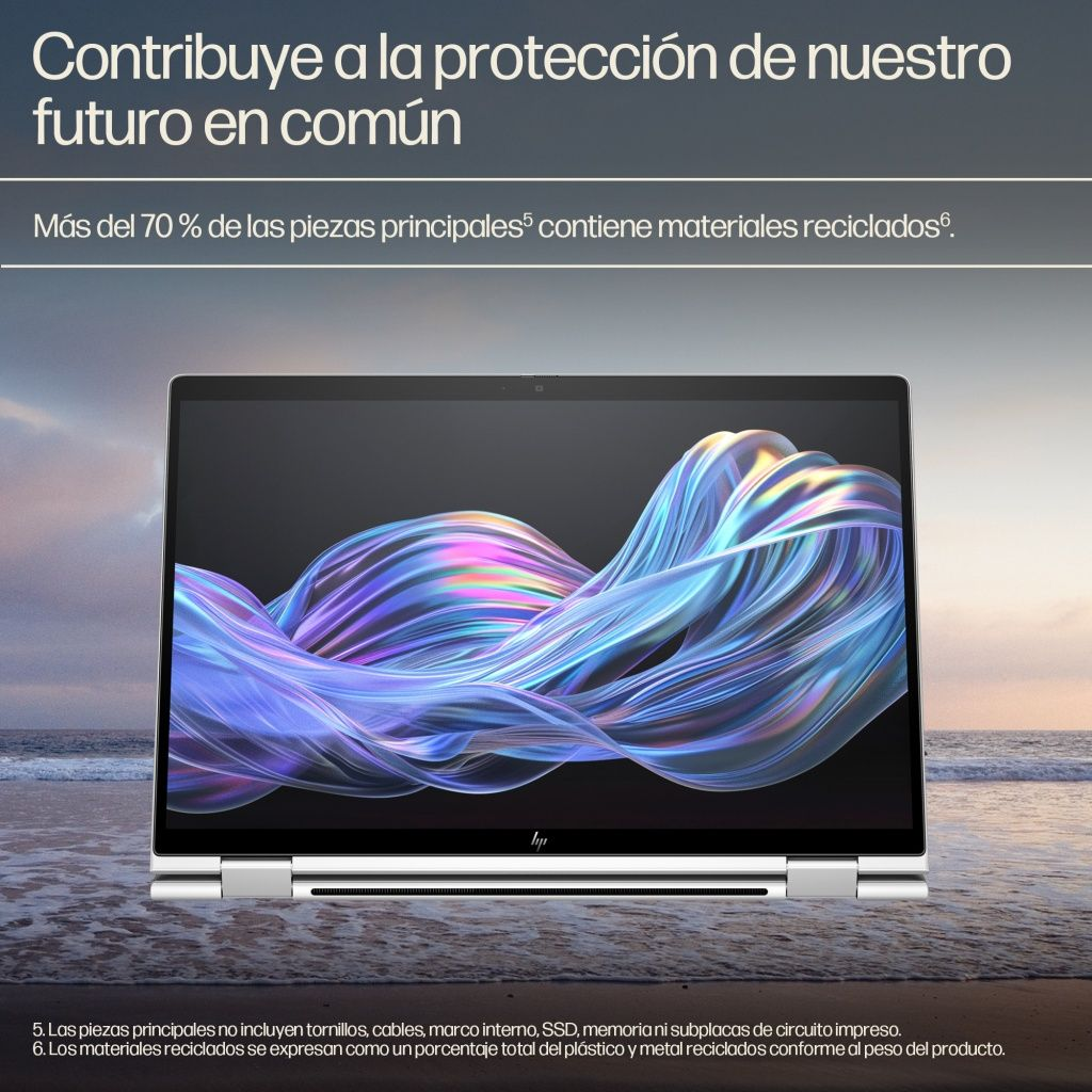 Una laptop con un diseño abstracto y colorido en su pantalla se muestra en una playa. Texto en español promueve la protección ambiental.