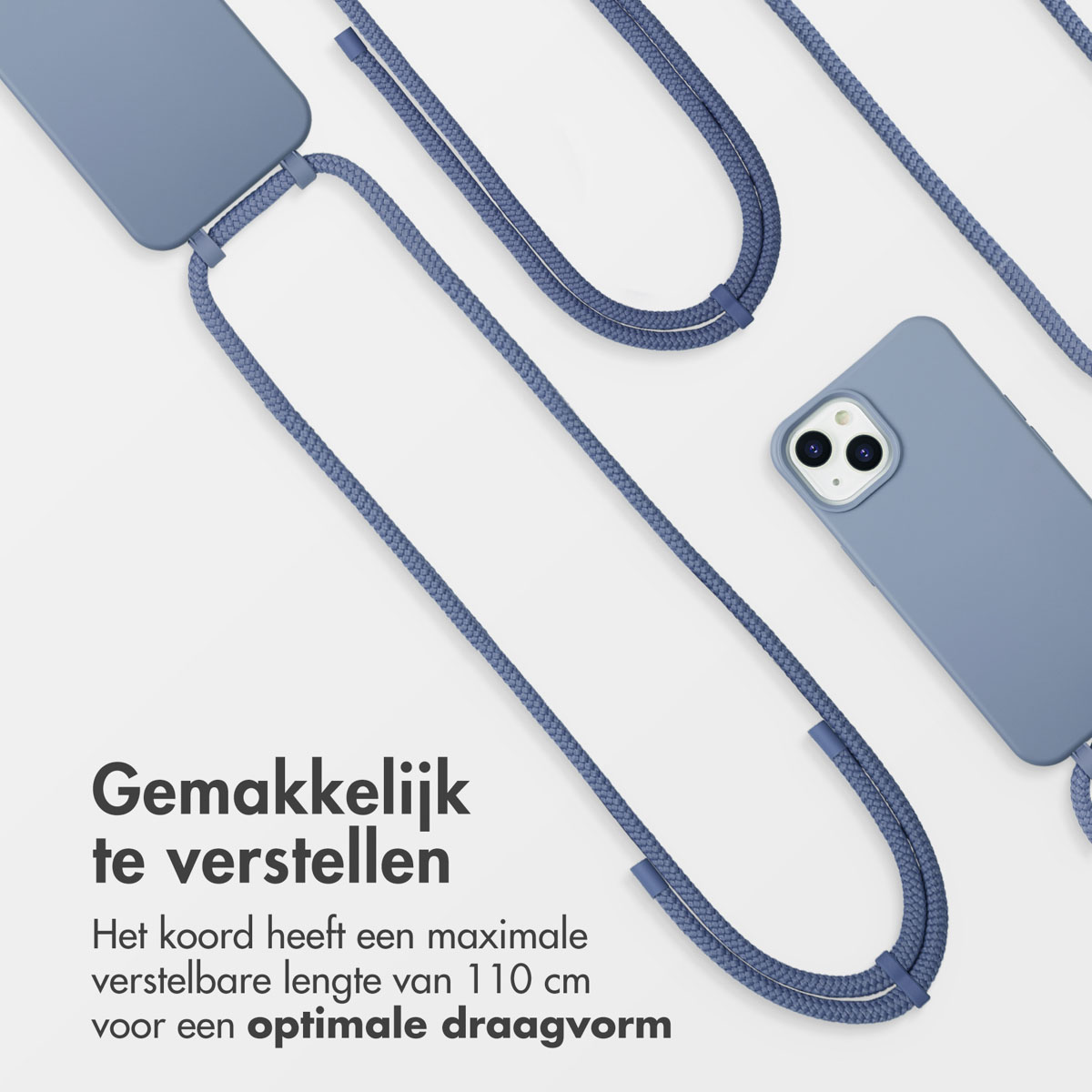 Een blauwe telefoonhoes met bijpassend koord op een witte achtergrond. De Nederlandse tekst zegt 'Gemakkelijk te verstellen'.