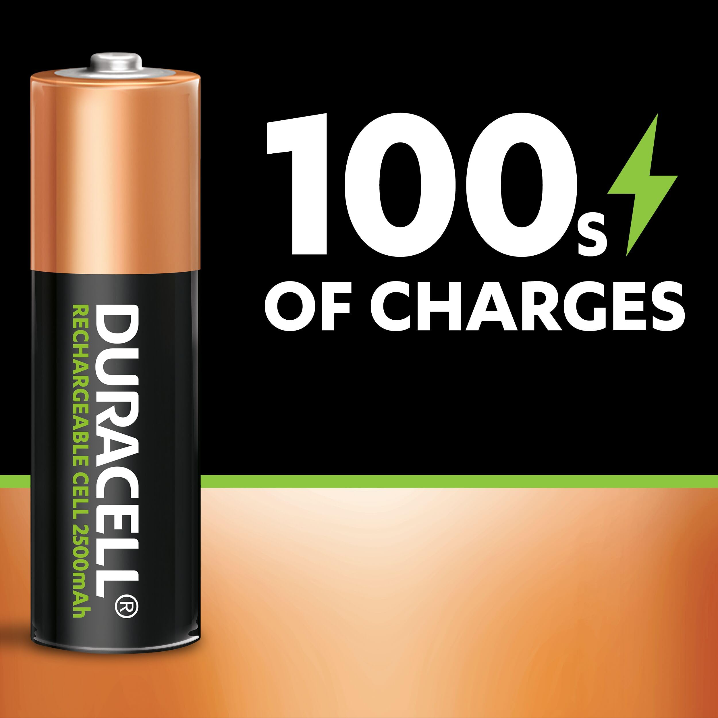 Duracell oplaadbare AA-batterij. Tekst: 100s of charges. Zwarte achtergrond met oranje verloop onderaan.