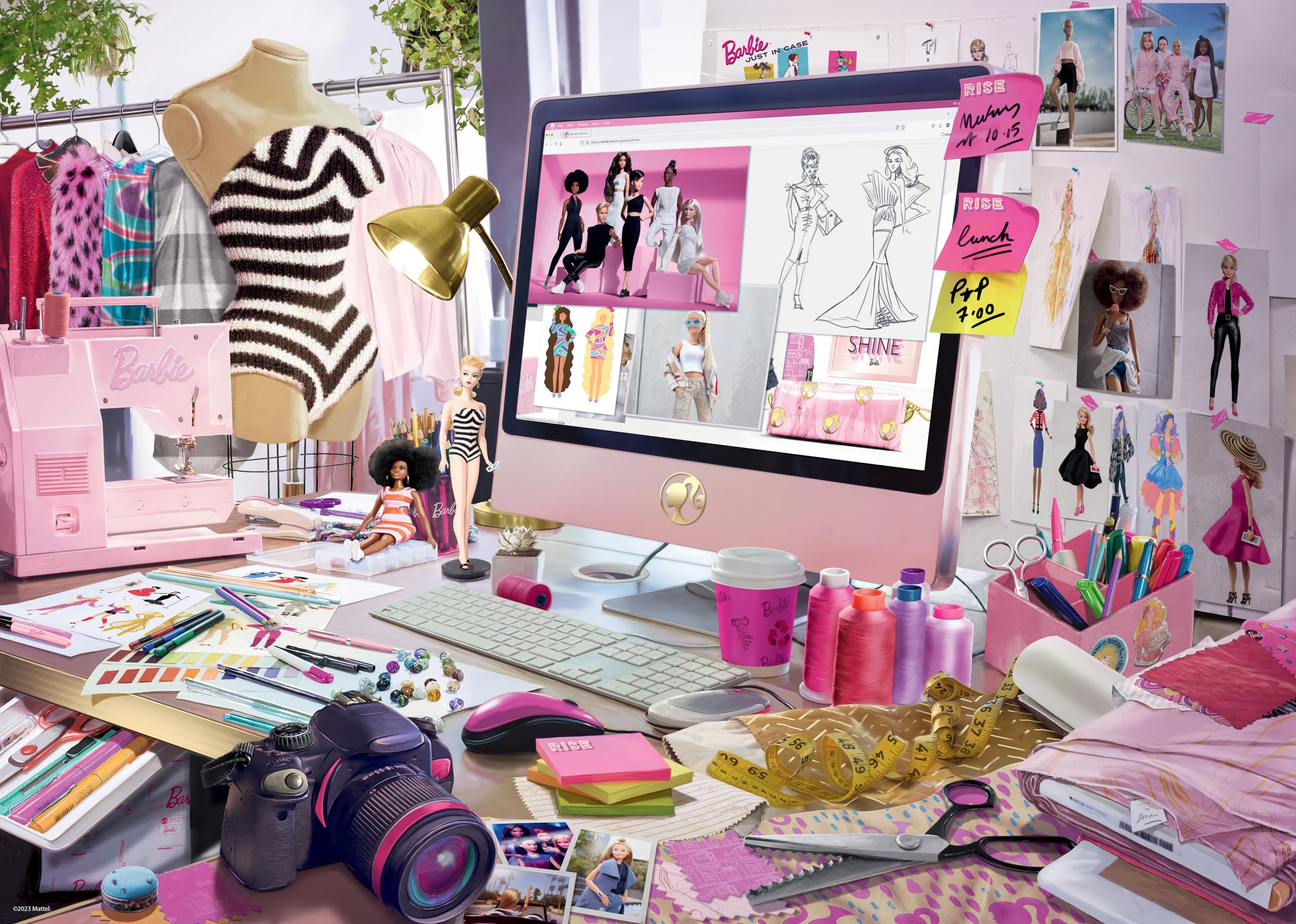 Biurko z komputerem, maszyną do szycia i lalkami Barbie. Rozrzucone szkice i tkaniny.