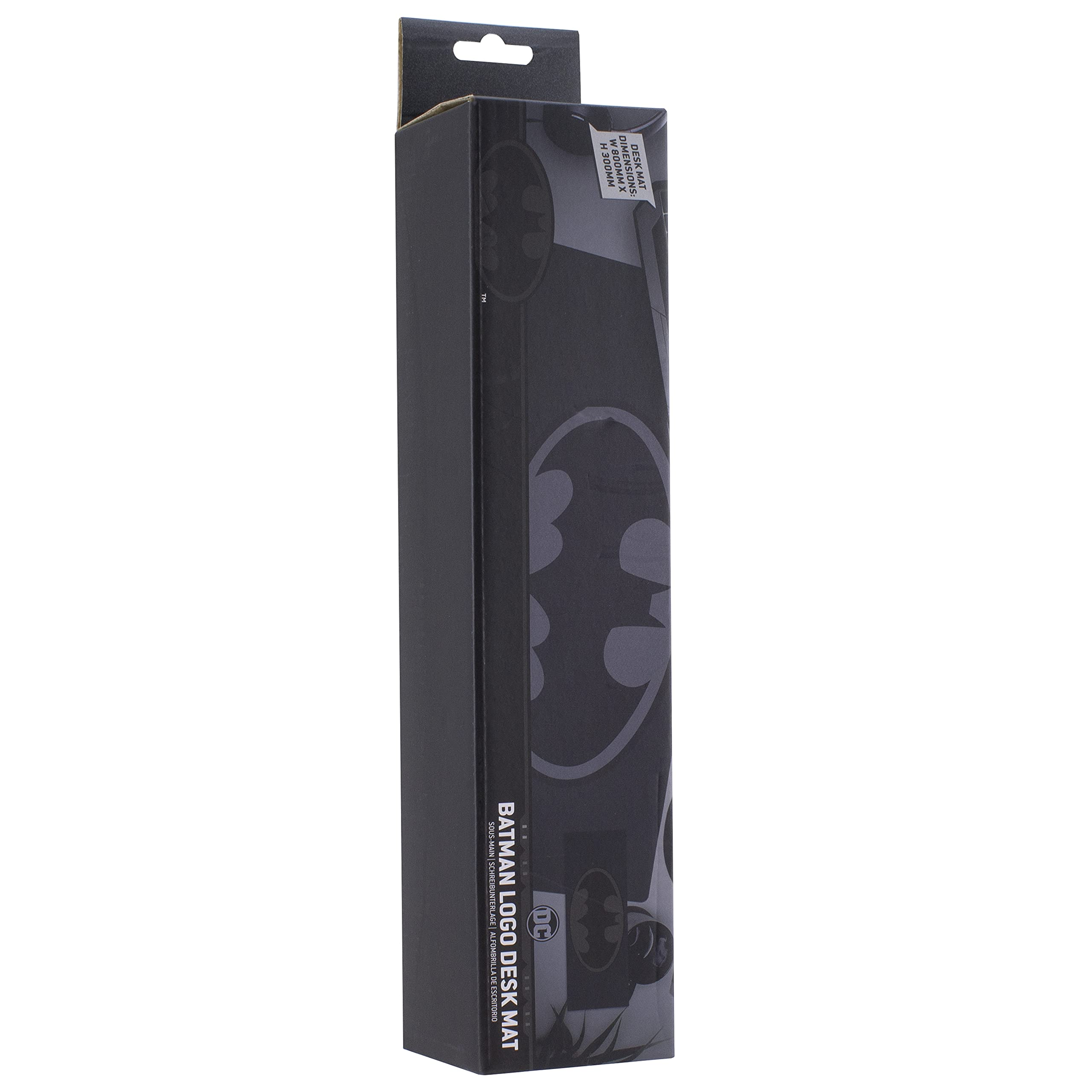 Eine Batman-Logo-Schreibtischunterlage befindet sich in einer schwarzen Box. Die Box ist hoch und dünn mit dem Batman-Logo.