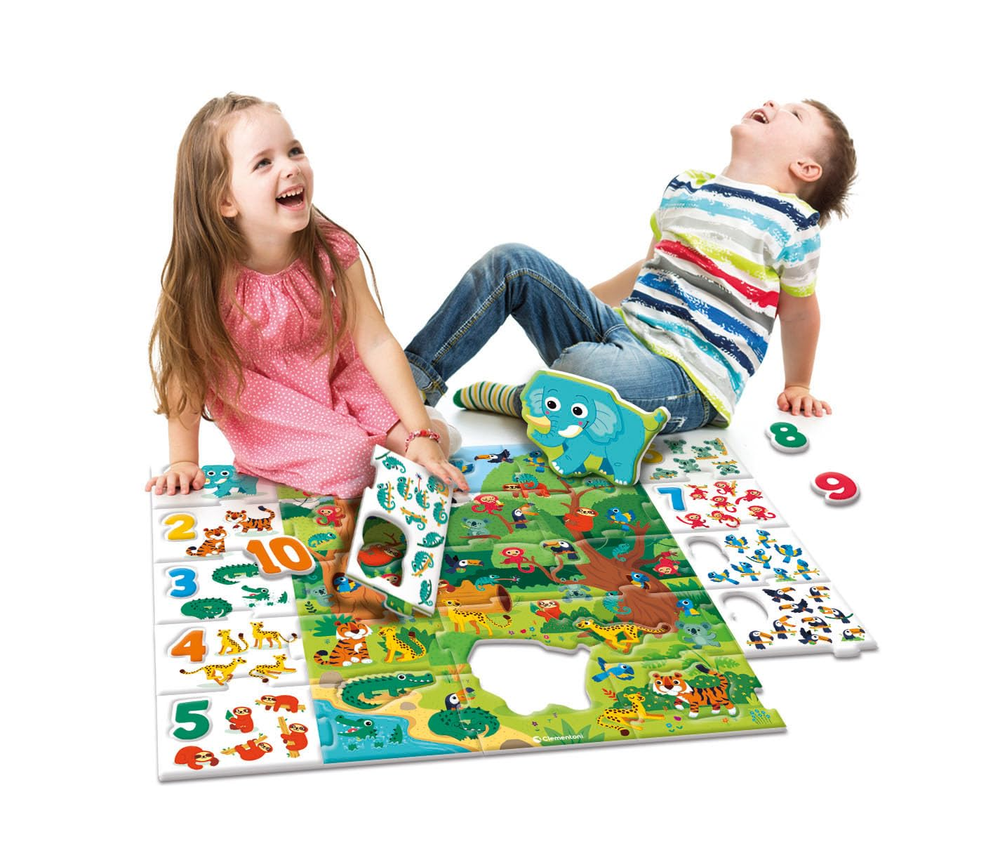 Dwoje dzieci śmiejących się podczas zabawy puzzlami. Puzzle przedstawiają zwierzęta i liczby. Obecny jest niebieski słoń.