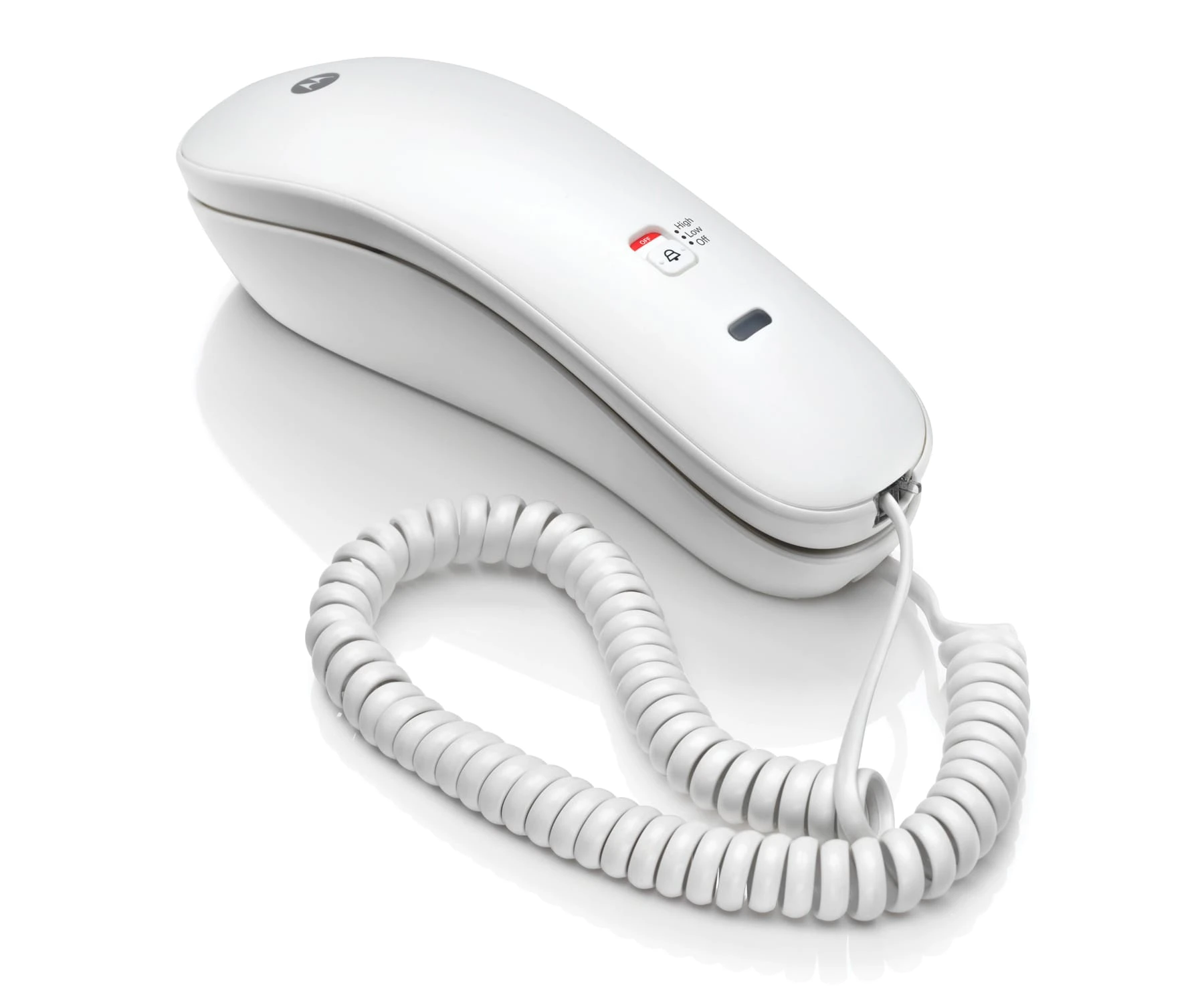 Een witte vaste telefoon met een gekrulde snoer. Rode knop met 'uit'. De telefoon staat op een wit oppervlak met schaduw.