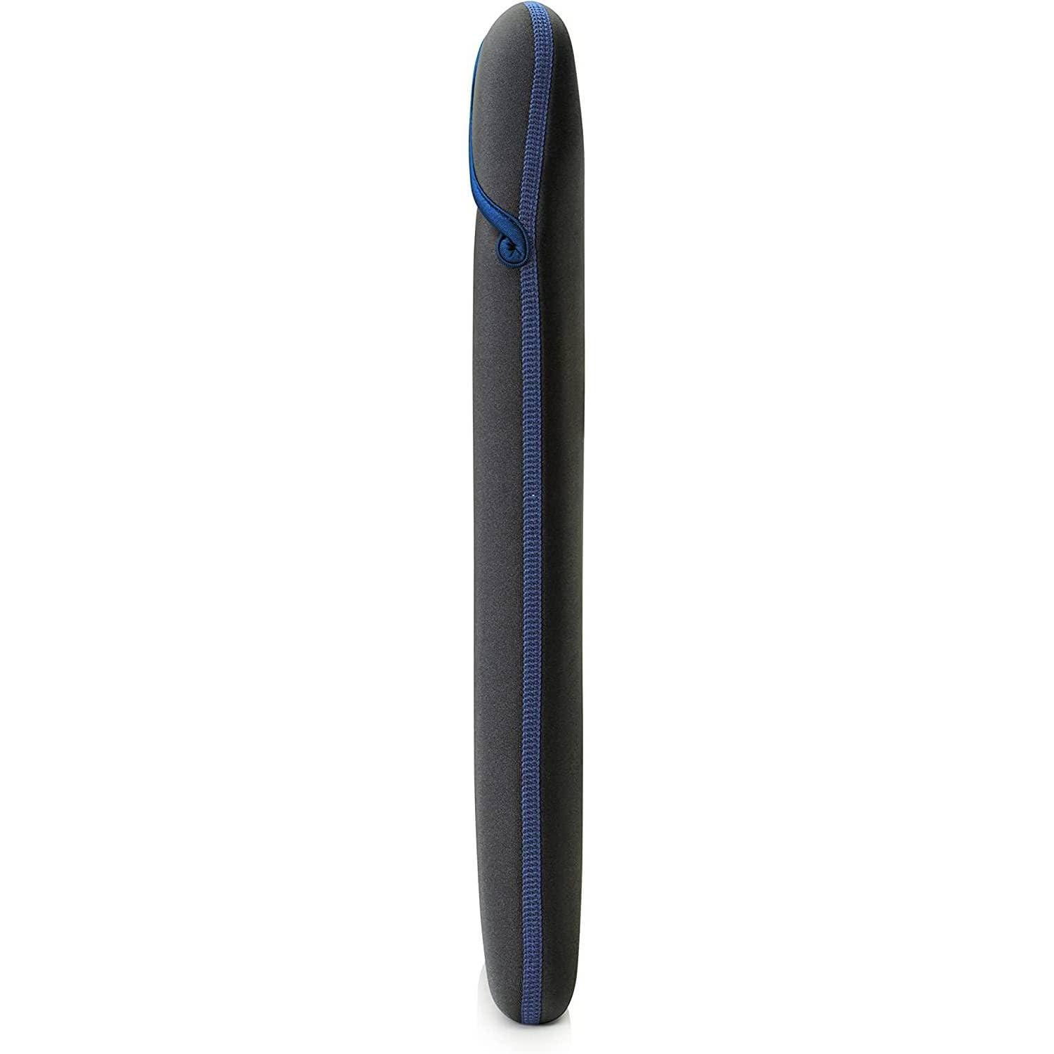 Una funda para portátil gris oscuro con costuras y ribetes azules. Está de pie sobre un fondo blanco.