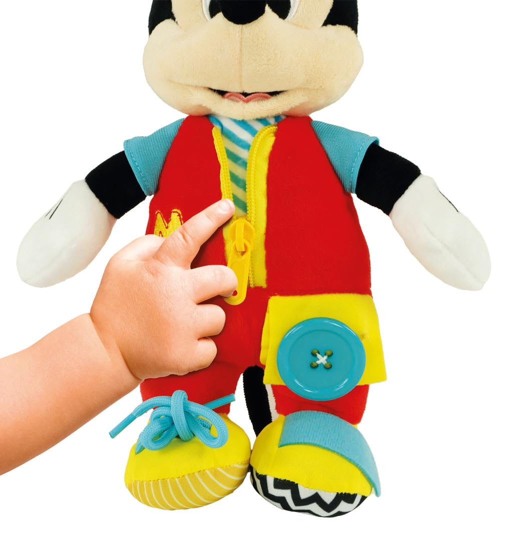 Micky-Maus-Plüschtier mit roter, gelber und blauer Kleidung. Eine Kinderhand zeigt auf den Reißverschluss auf der Brust des Spielzeugs.