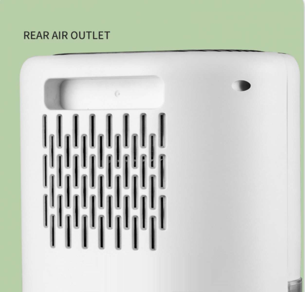 Nahaufnahme der Rückseite eines weißen Geräts mit einem Lüftungsschlitz und der Aufschrift 'REAR AIR OUTLET' darüber.