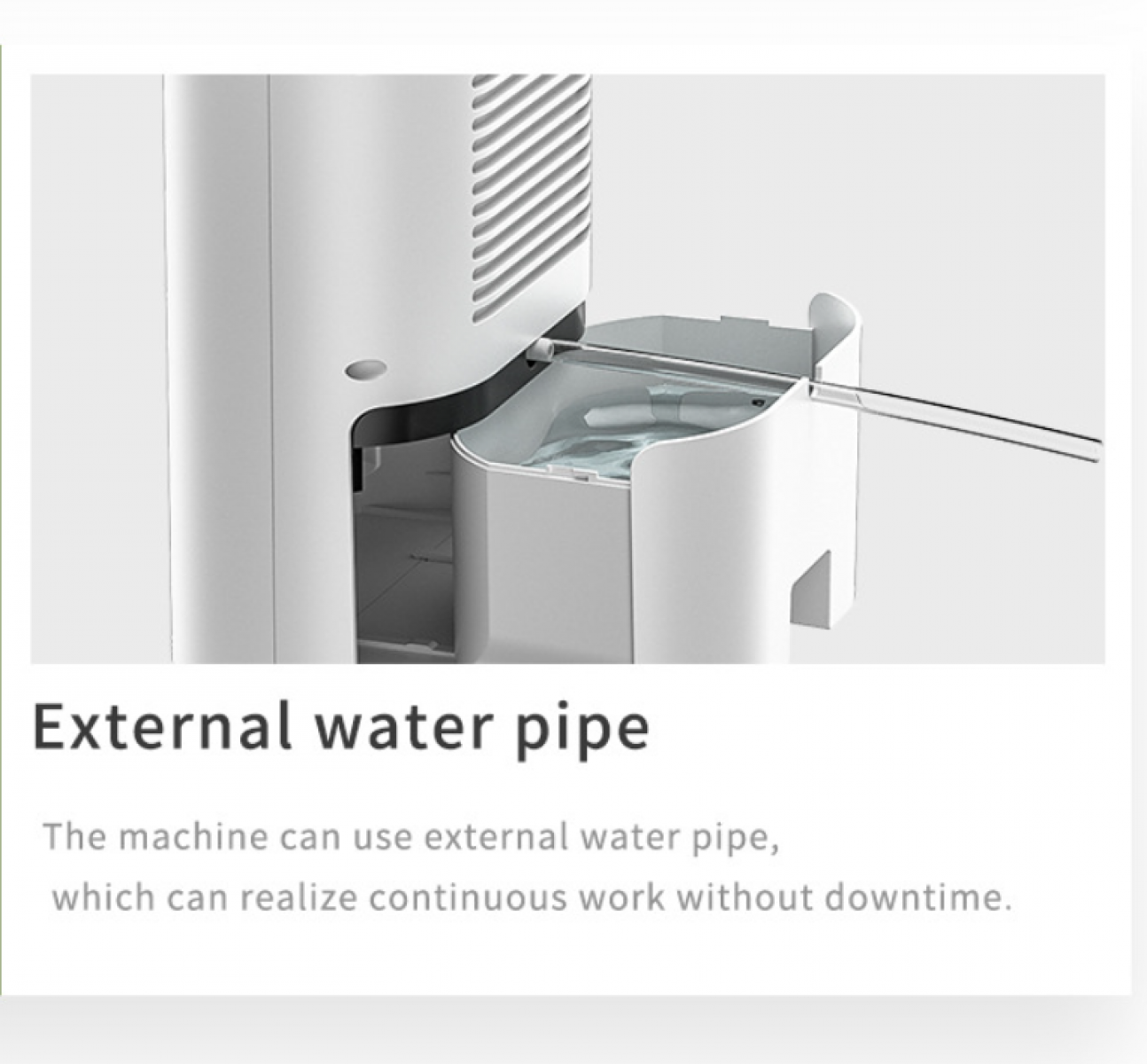 Eine weiße Maschine mit externem Wasserrohr. Das Rohr führt in einen Behälter mit Wasser. Ein Lüfter und das Gehäuse sind sichtbar.