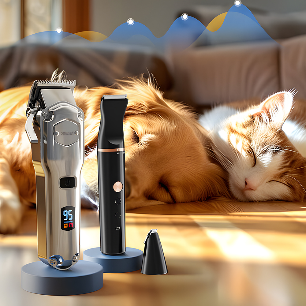 Due tosatrici elettriche, una argentata, una nera, su supporti blu. Un cane e un gatto dormono sullo sfondo.