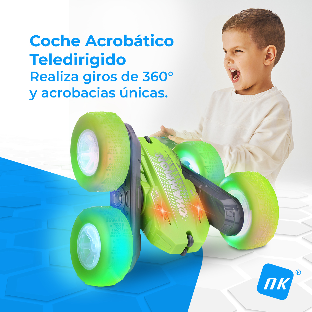 Un niño anima mientras juega con un coche teledirigido verde con ruedas brillantes. Texto dice 'Coche Acrobático' y 'giros de 360°'.