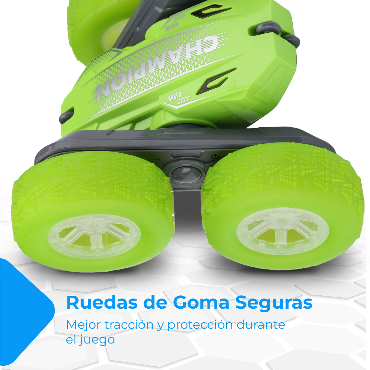 Un coche de juguete verde con ruedas grandes. El coche dice 'CHAMPION'. El texto inferior dice 'Ruedas de Goma Seguras'.