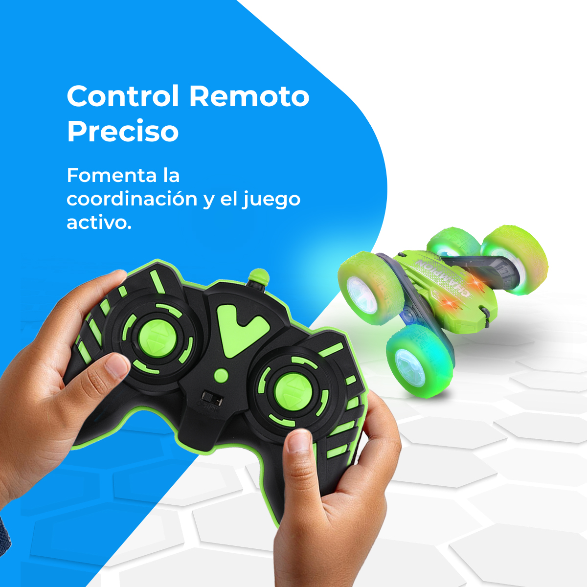 Un niño sostiene un control remoto negro y verde. Un coche de juguete verde está a la derecha. El fondo es blanco y azul.