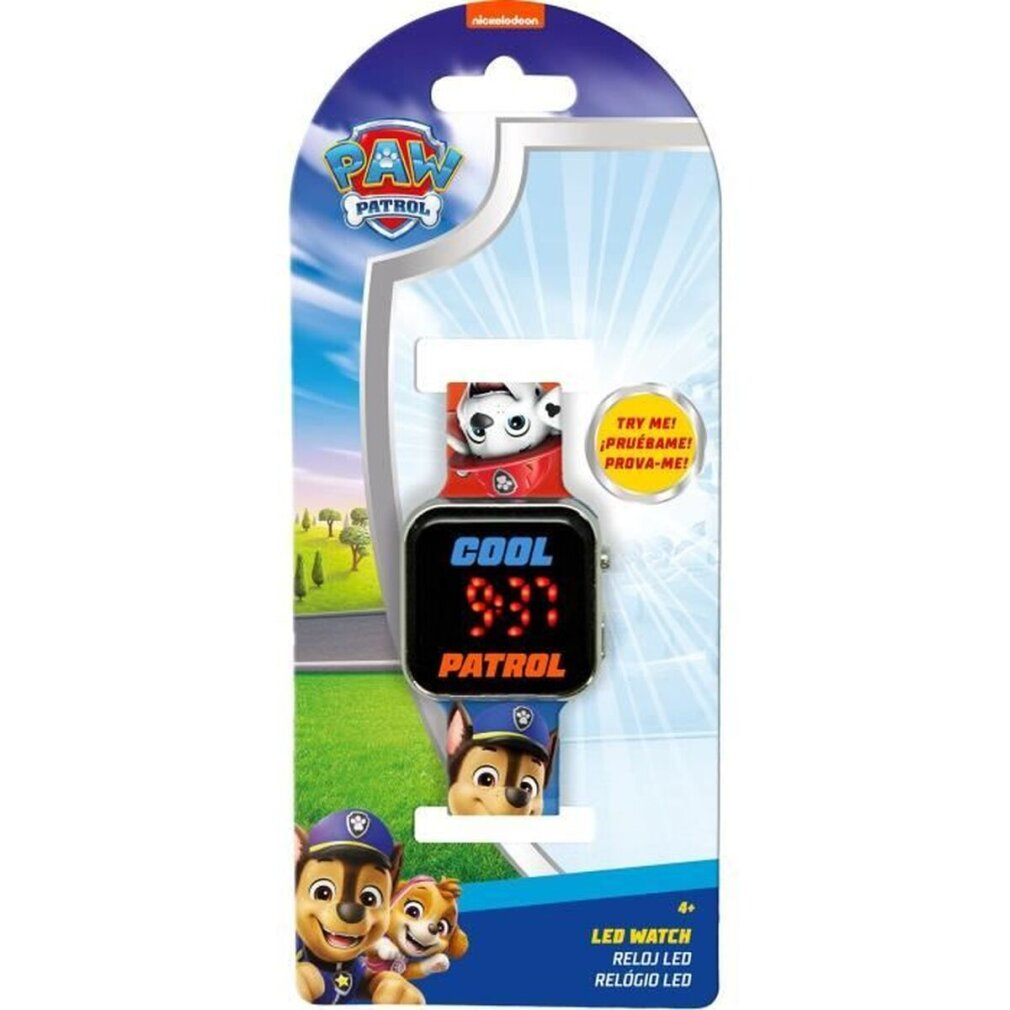 Un reloj LED de Paw Patrol se muestra en un paquete. El reloj muestra la hora. Chase y Skye están en la parte inferior.