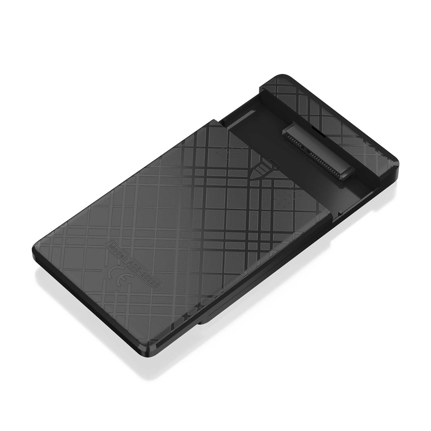 Una carcasa negra para disco duro externo. La parte superior tiene una superficie estampada. La unidad está abierta y el conector es visible.