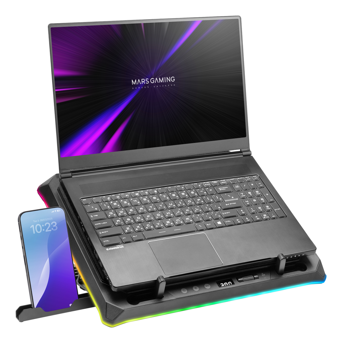 Laptop nero su supporto con telefono. Lo schermo mostra 'Mars Gaming'. Il telefono mostra l'ora. Il supporto ha luci colorate.
