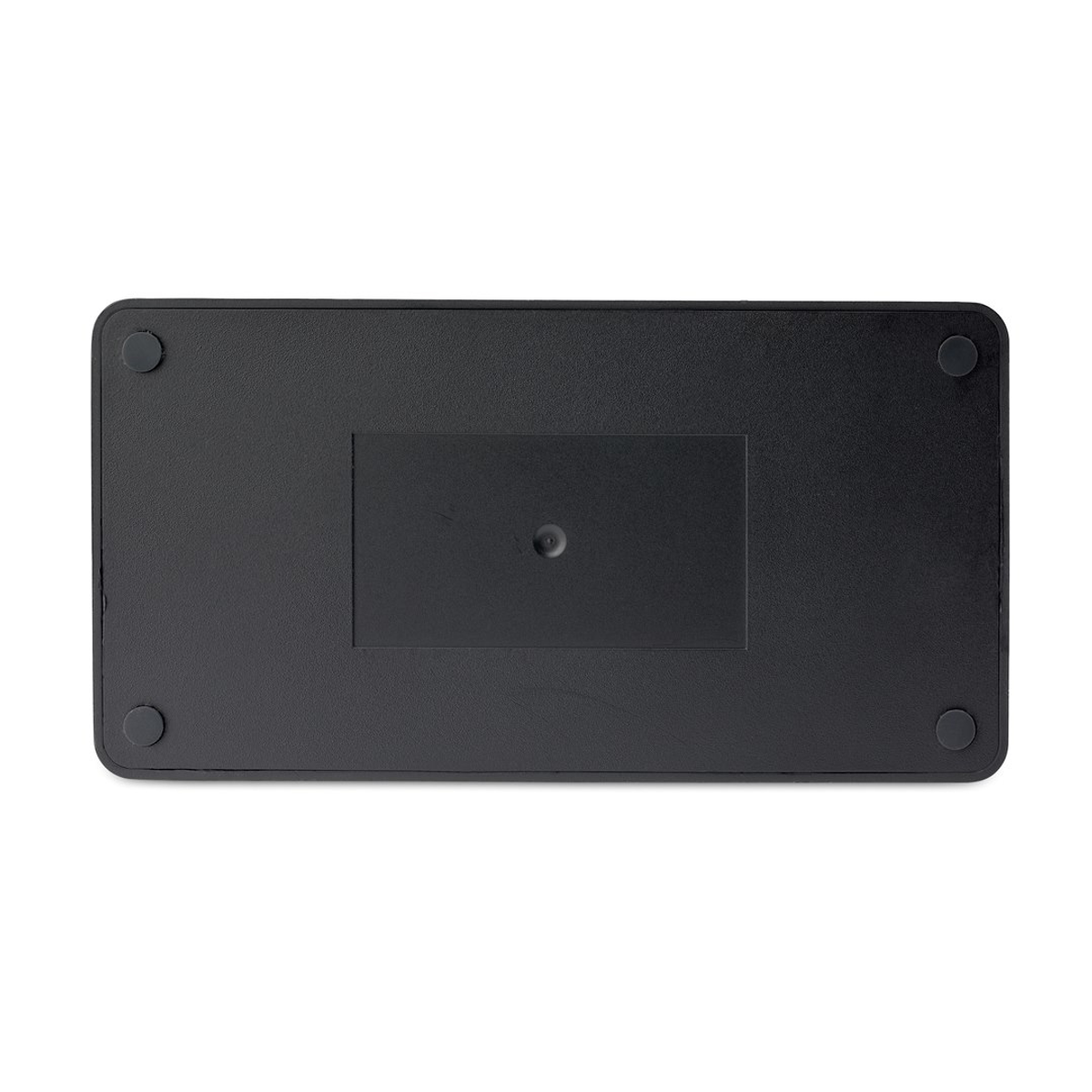 Parte inferior de un dispositivo rectangular negro. Tiene cuatro pies de goma redondos y un área empotrada en el medio. Fondo blanco liso.