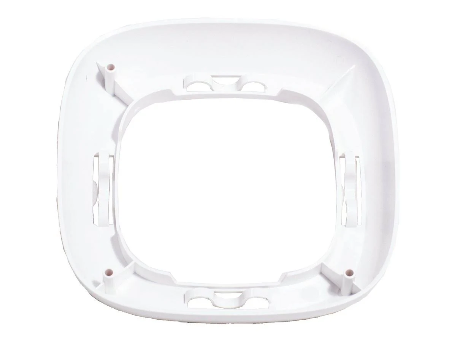 Biały plastikowy przedmiot o kwadratowym kształcie i zaokrąglonych rogach. Ma otwór pośrodku i otwory po bokach.