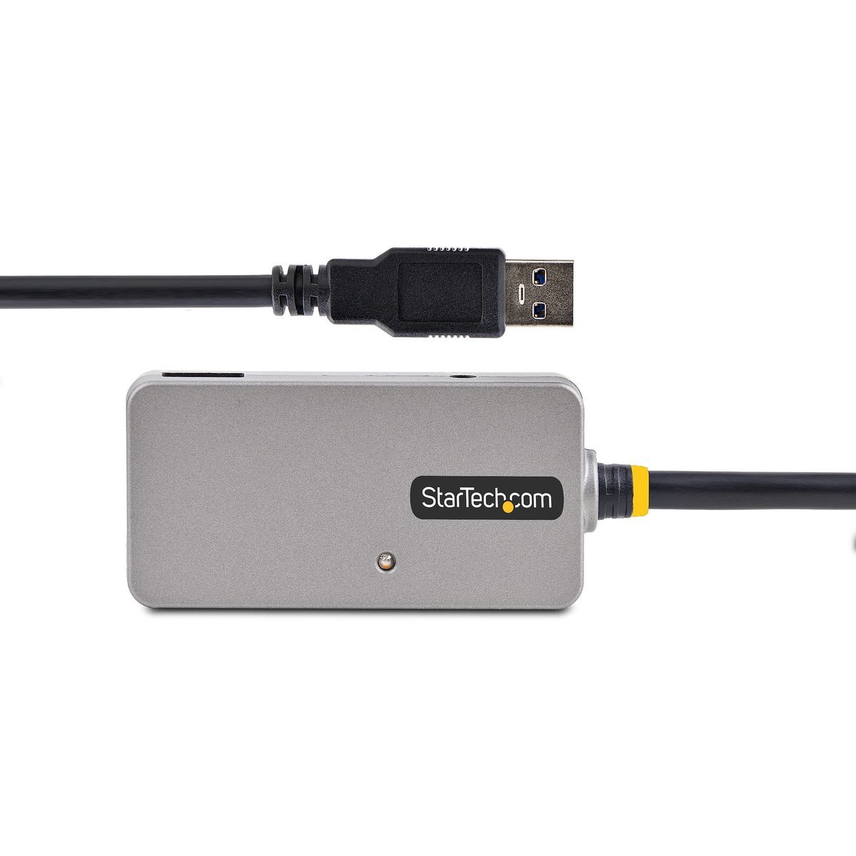 Un dispositivo StarTech plateado con un cable USB negro sobre un fondo blanco. El extremo USB está conectado al dispositivo.