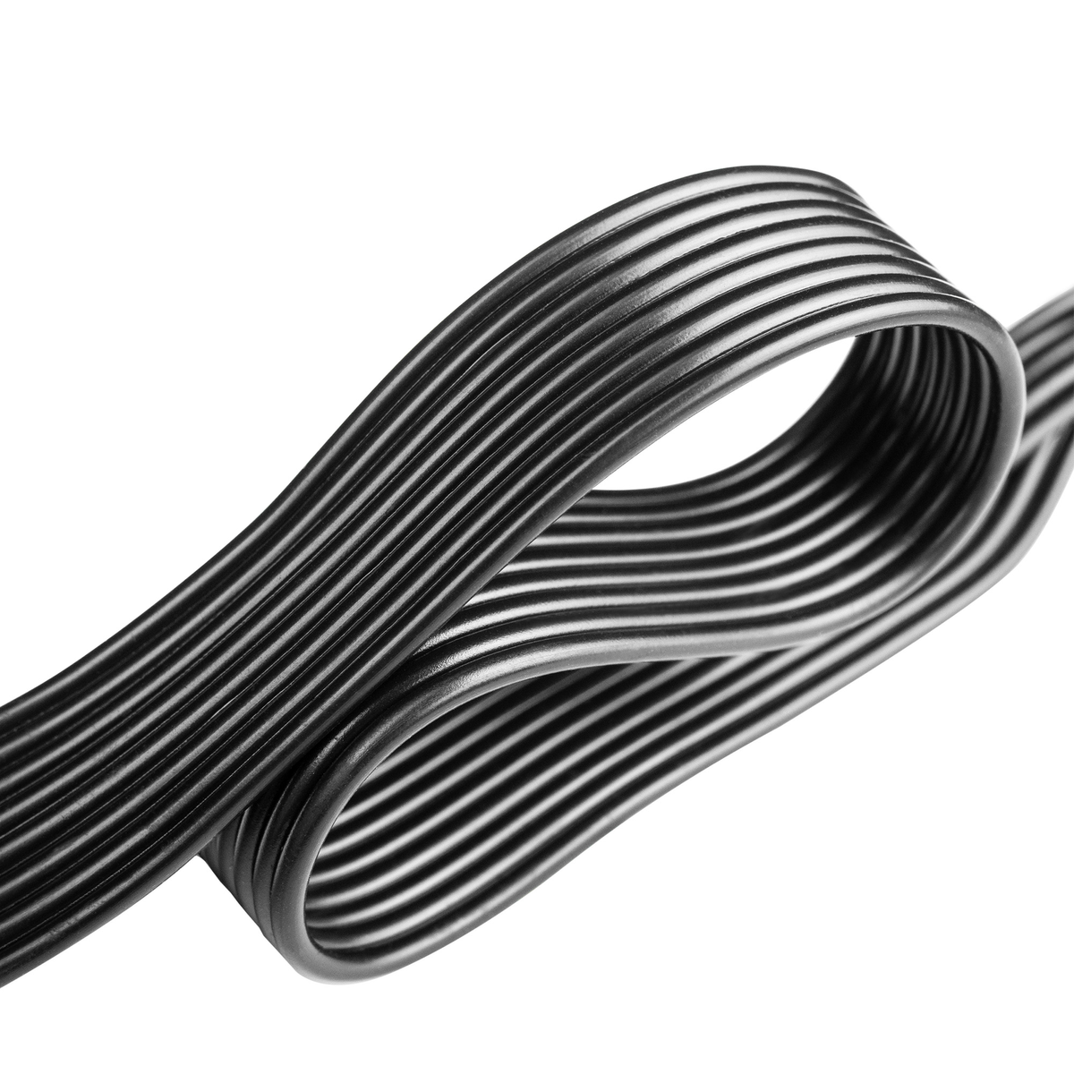 Zbliżenie czarnego, zakrzywionego kabla na białym tle. Kabel posiada wiele równoległych linii, tworząc teksturowany wygląd.