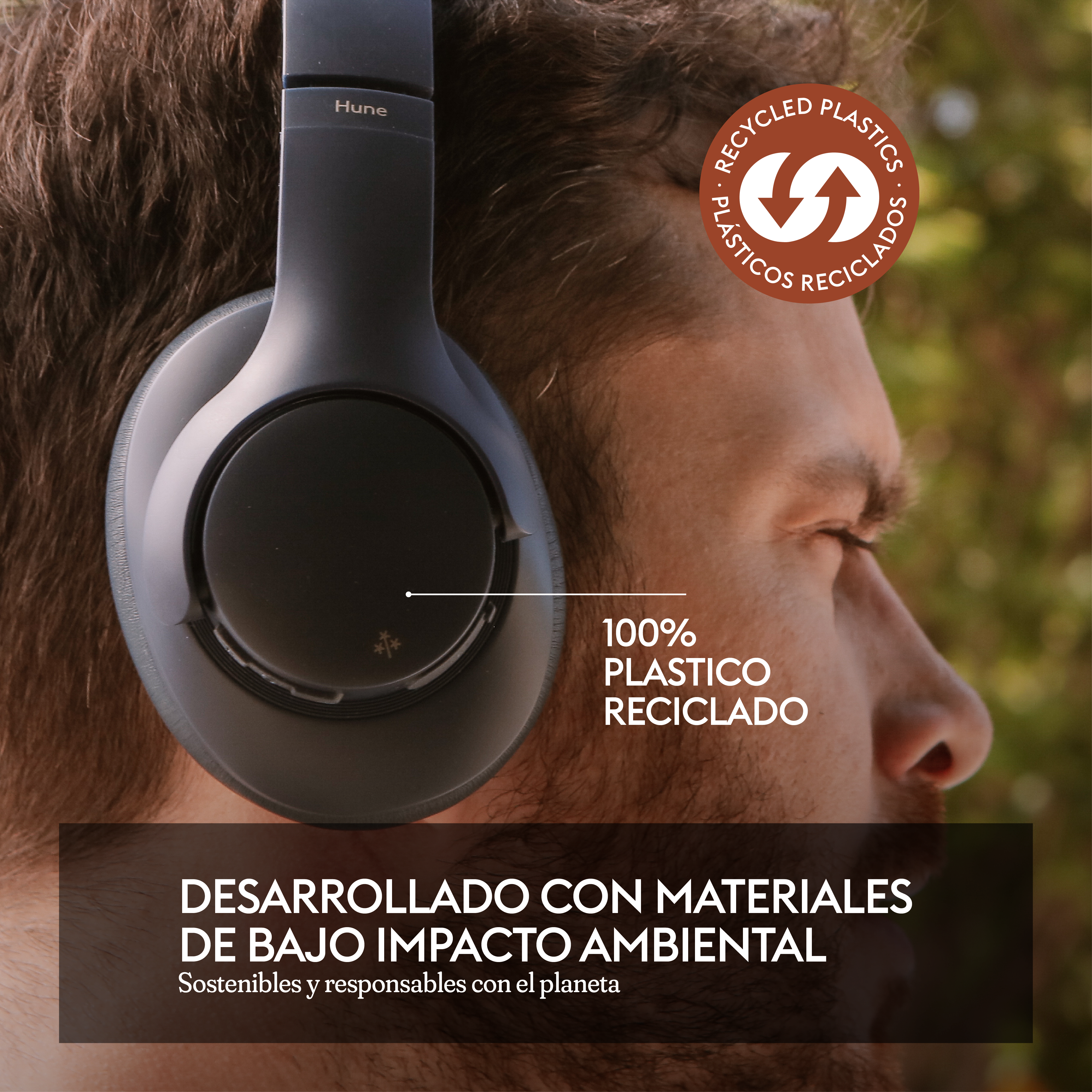 Uomo con cuffie. Il testo dice: 100% plastica riciclata. Sviluppato con materiali a basso impatto ambientale.