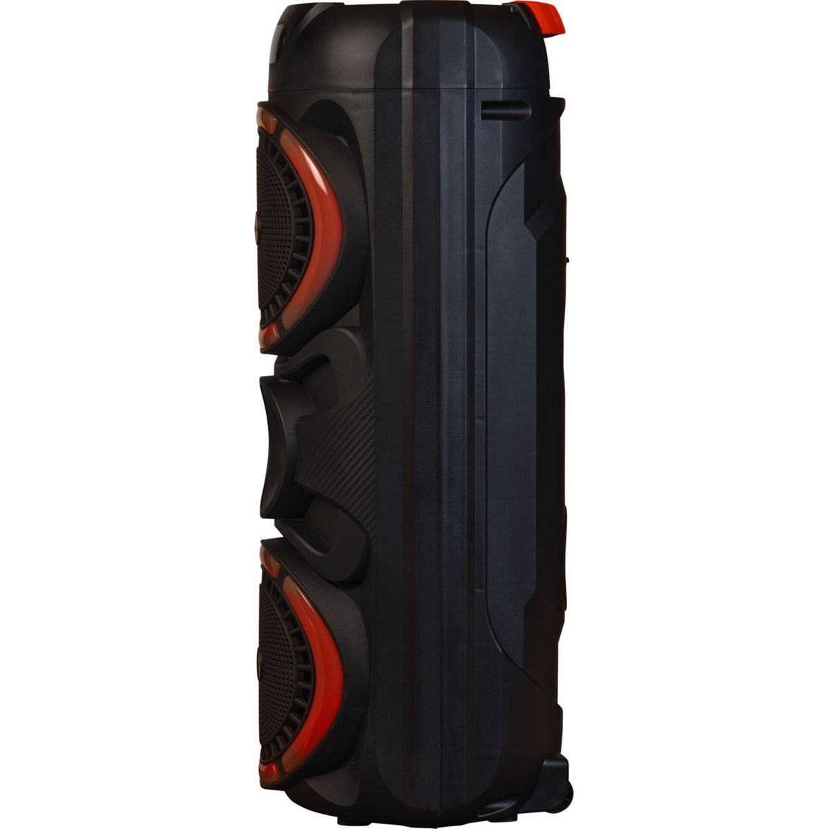 Un altavoz negro alto con detalles rojos. Tiene dos rejillas de altavoz y un asa. La parte superior tiene un botón naranja.