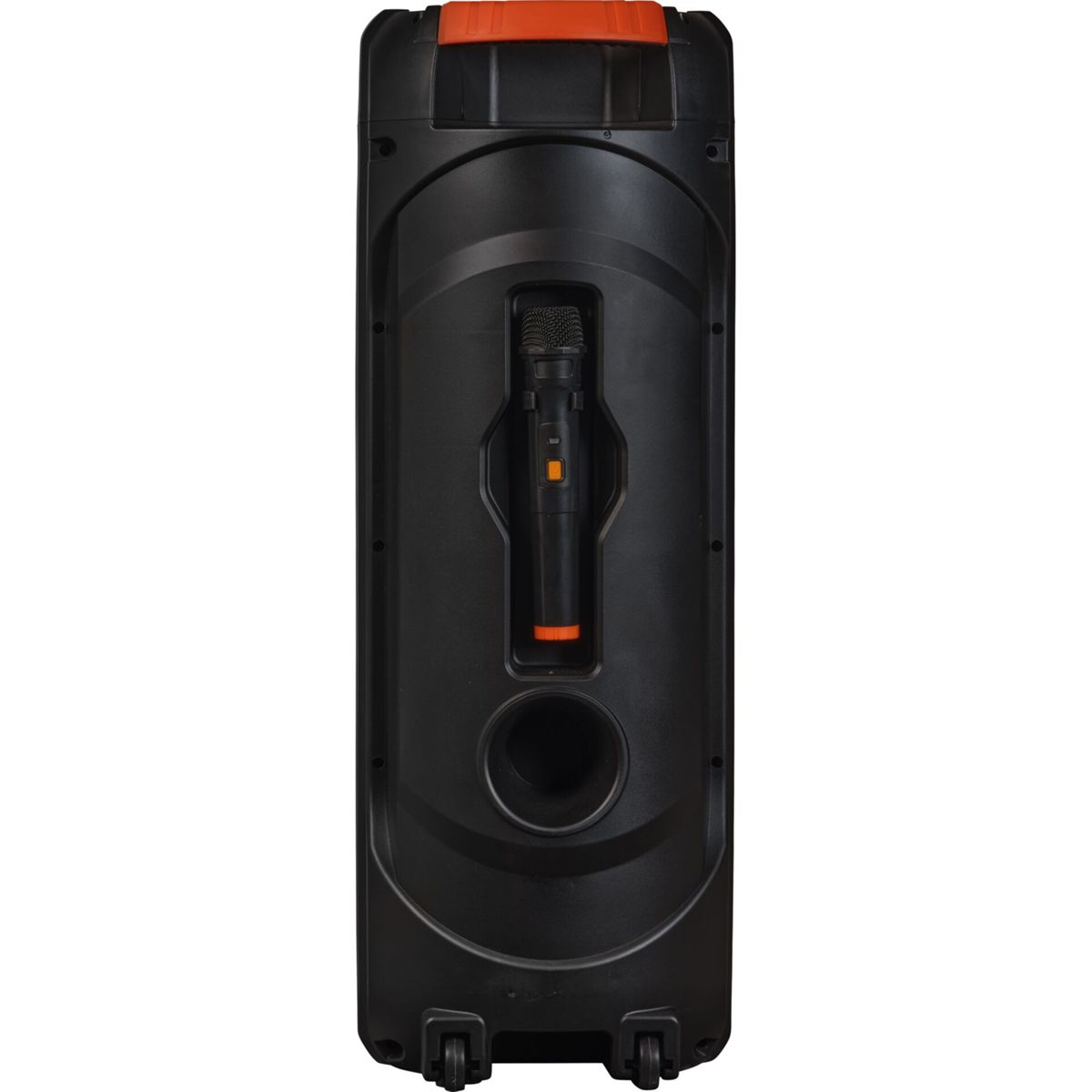 Altavoz negro con asa y detalles naranjas. Un micrófono está acoplado en el centro. Ruedas en la parte inferior.