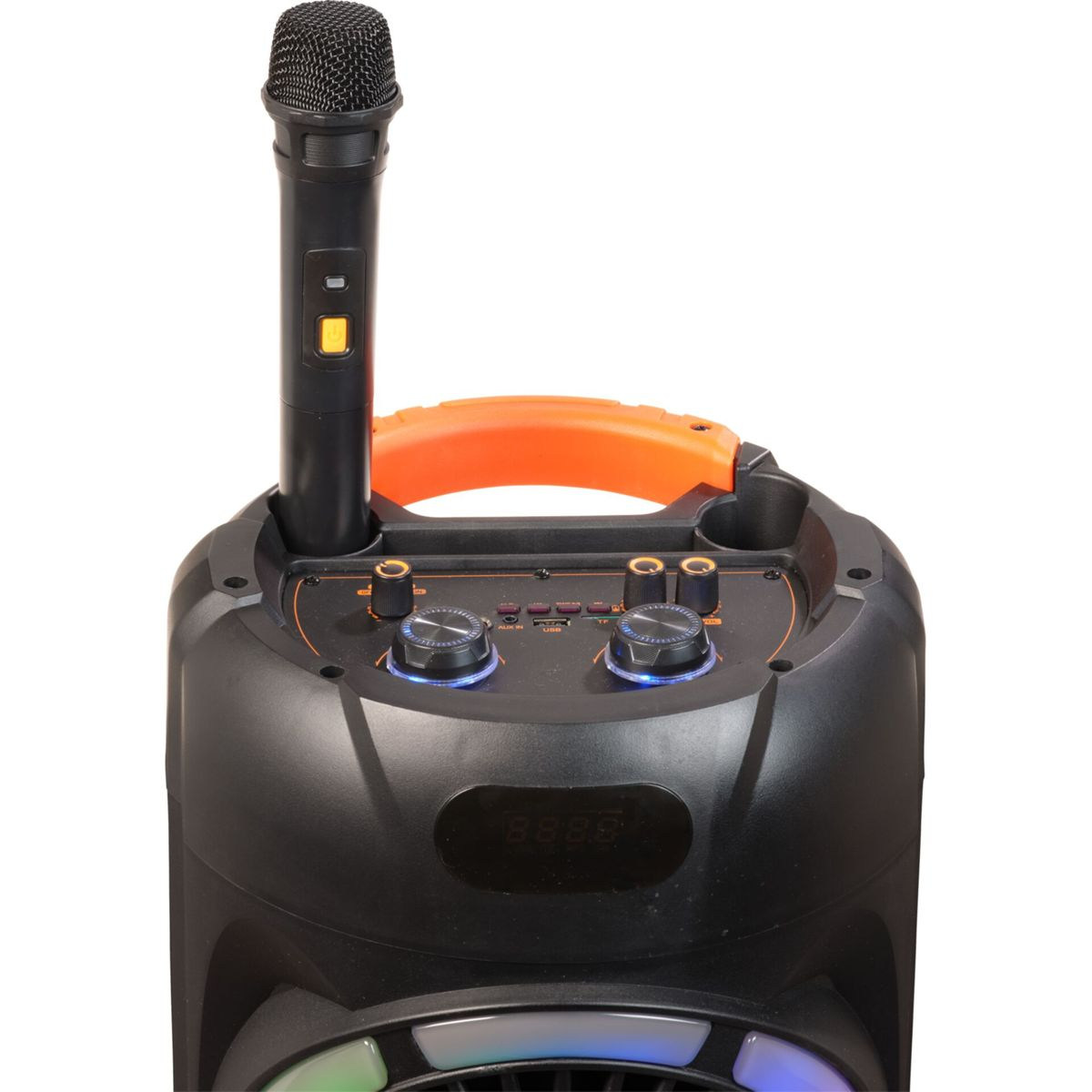 Un altavoz negro con micrófono. Tiene un asa naranja y perillas de control en la parte superior. El altavoz tiene una pantalla digital.